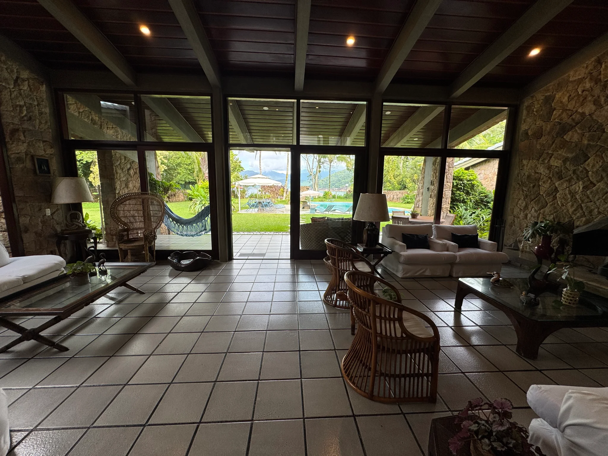 Casa á venda com 5 suítes, pé na areia no Condomínio Domingas Dias em Ubatuba/SP.