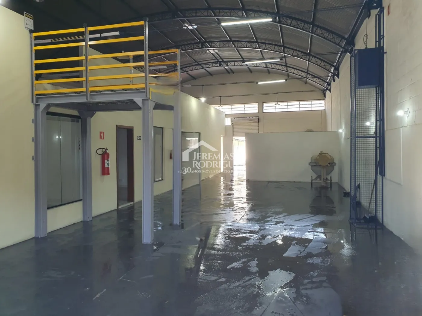 Galpão à venda no bairro Jardim Jaraguá em Taubaté/SP.