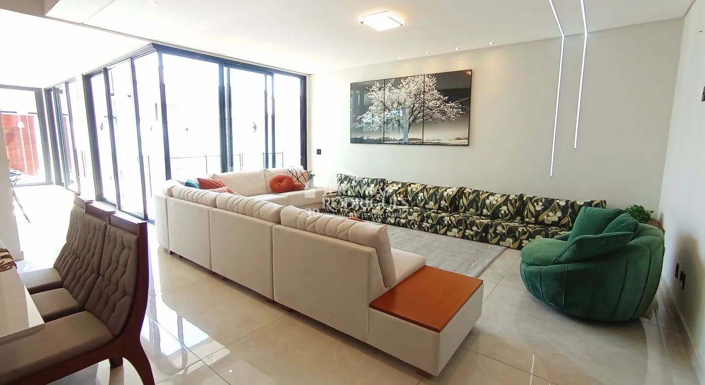 Casa à venda com 3 dormitórios no Condomínio Tecoara em Taubaté/SP.