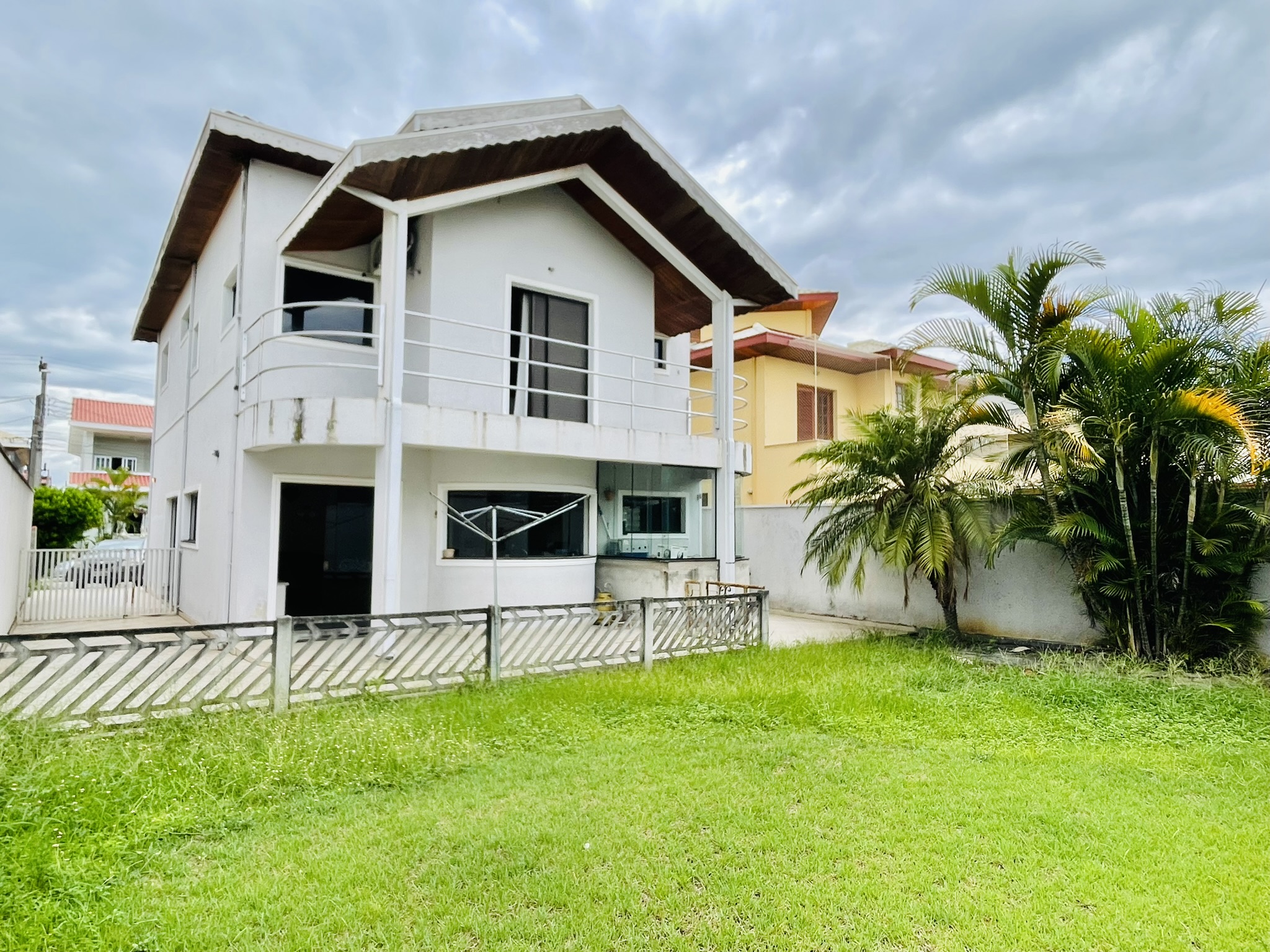 Casa à venda com 4 dormitórios no Condomínio Jardim das Hortênsias em Taubaté/SP.
