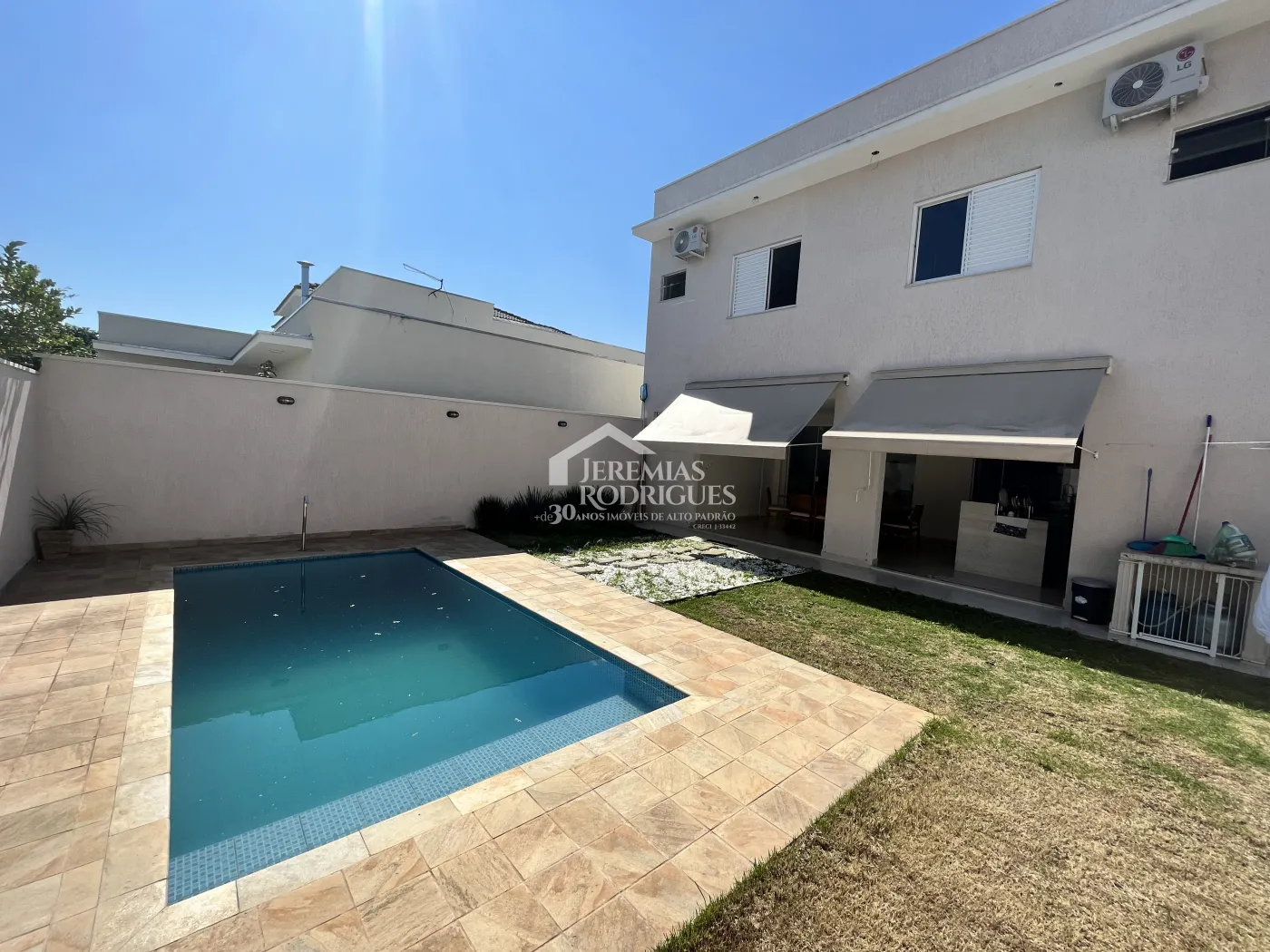 Casa assobradada à venda com 3 suítes no Condomínio Morada do Visconde em Tremembé /SP.