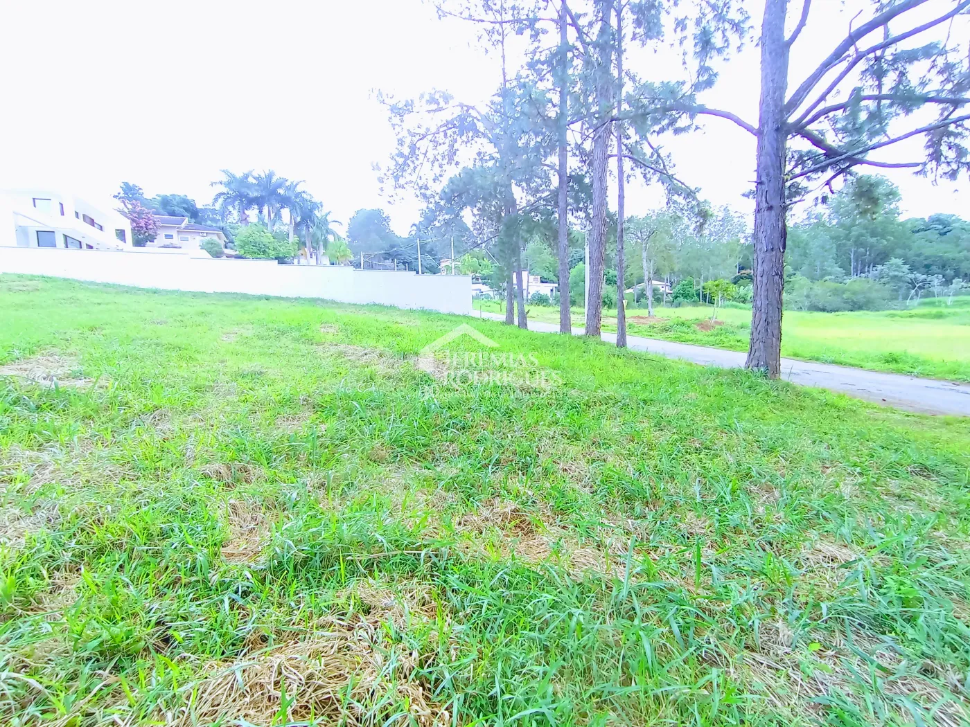 Terreno à venda com 2.293 m² no Condomínio Chácaras Cataguá em Taubaté/SP.