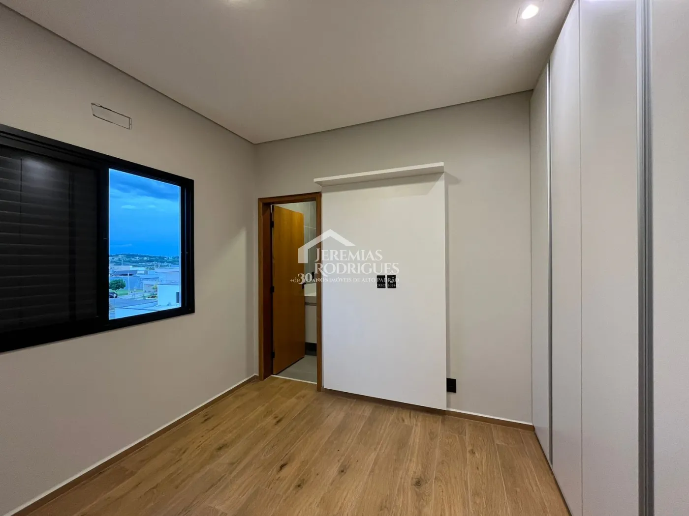 Casa assobradada à venda com 3 suítes no Condomínio Cyrela Landscape em Taubaté/SP.