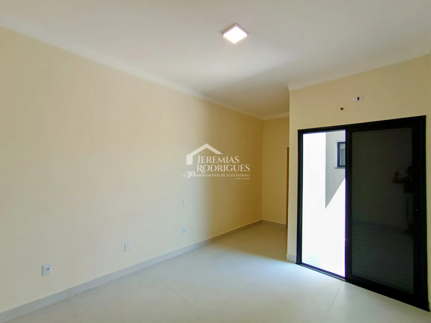 Casa para venda e locação com 3 dormitórios no Bosque da Imperatriz em Pindamonhangaba/SP.