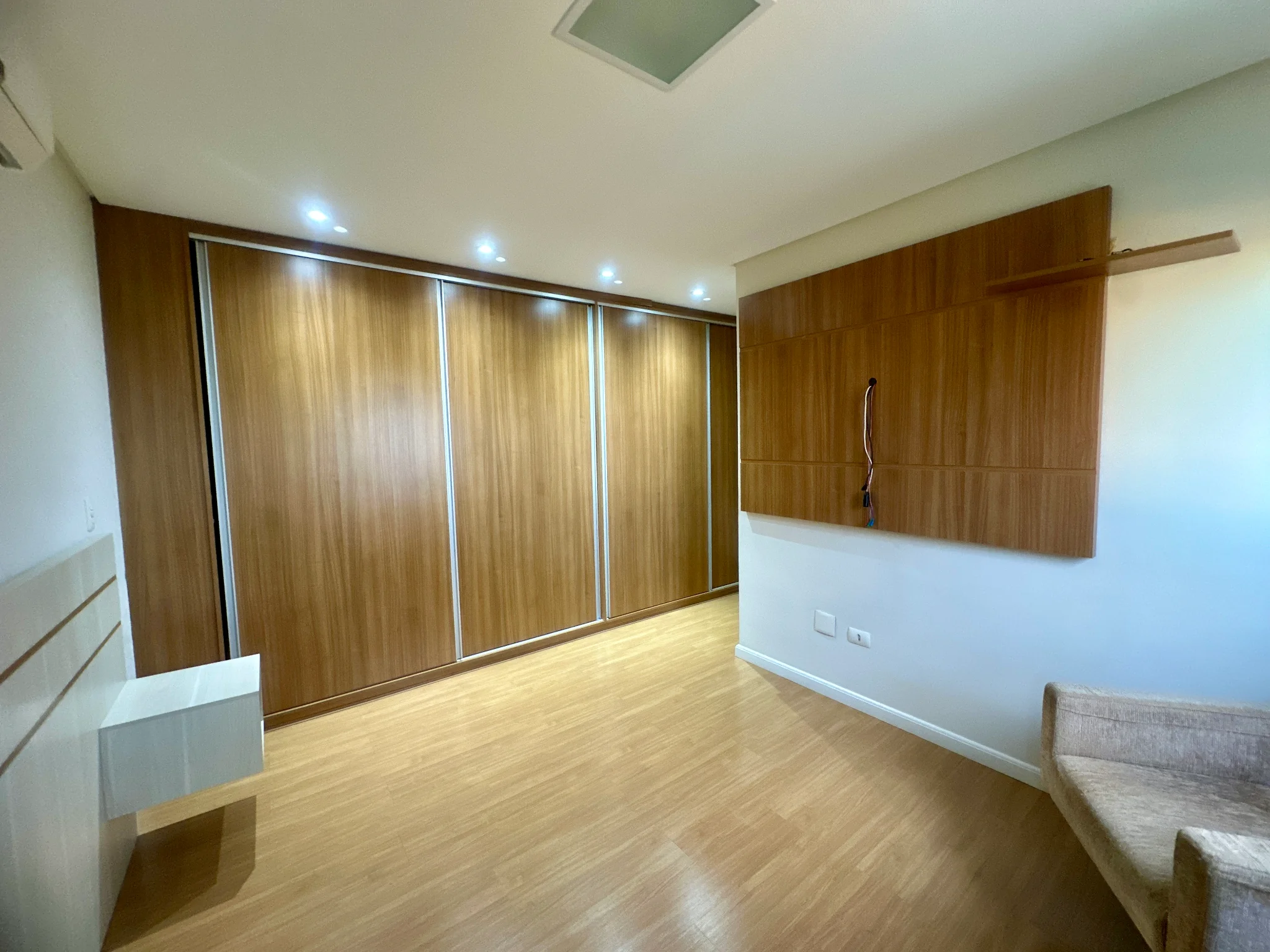 Apartamento mobiliado para venda e locação, 263 m² no Edifício Placere em Taubaté/SP.