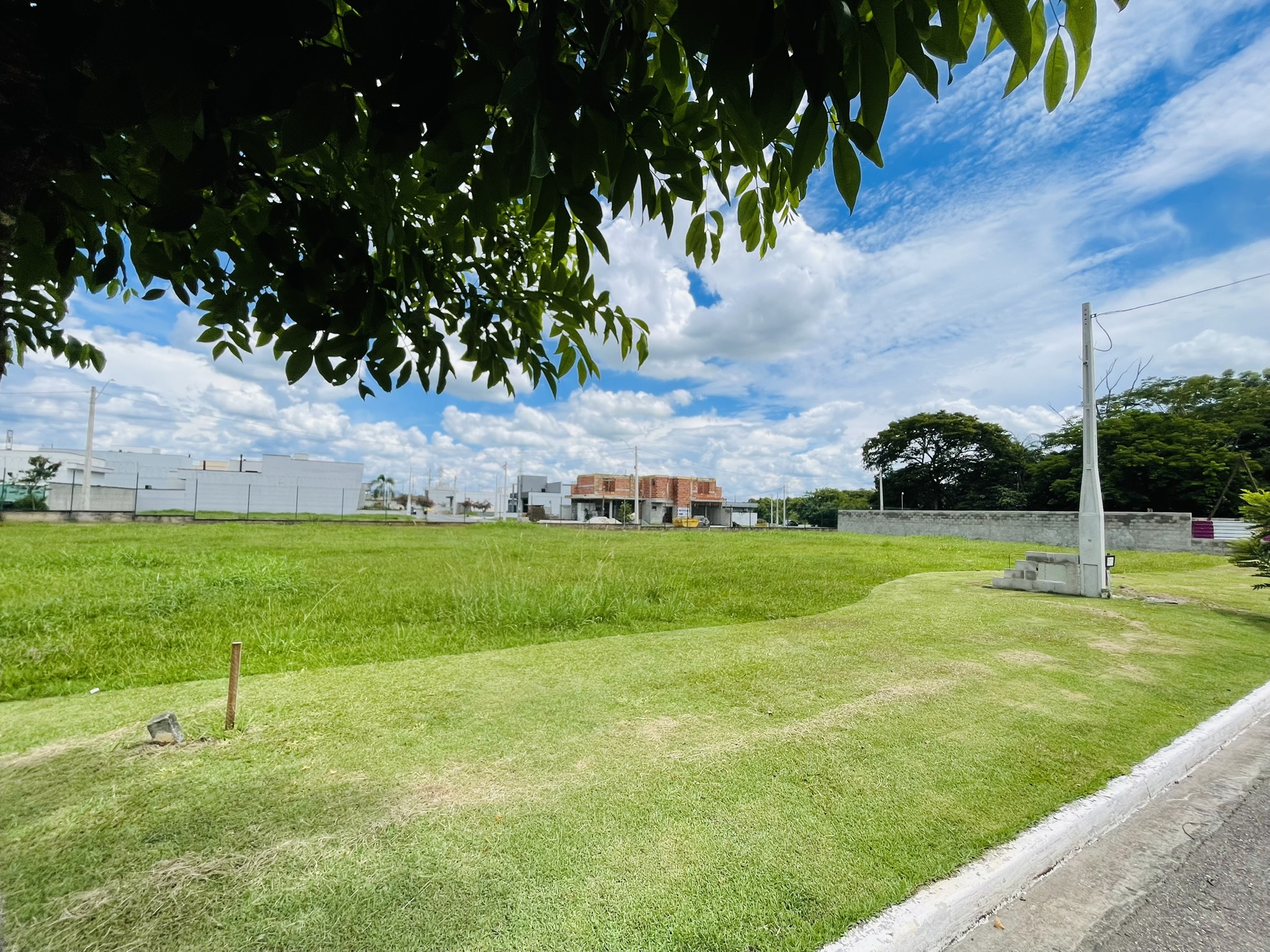 Terreno à venda com 420 m² no Condomínio Reserva Bonsucesso em Pindamonhangaba/SP. 
