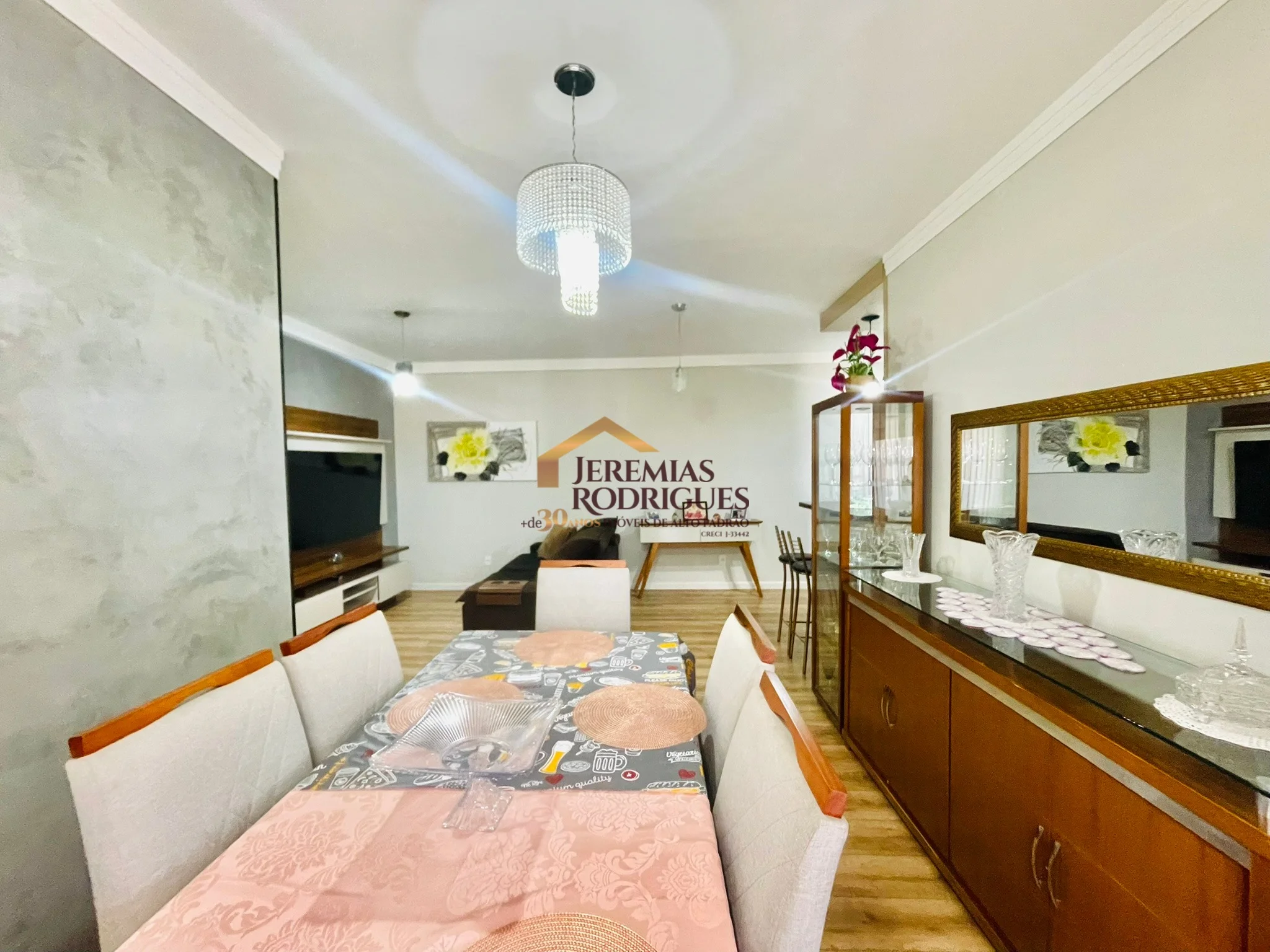 Apartamento à venda no Edifício Maison em Taubaté/ SP.