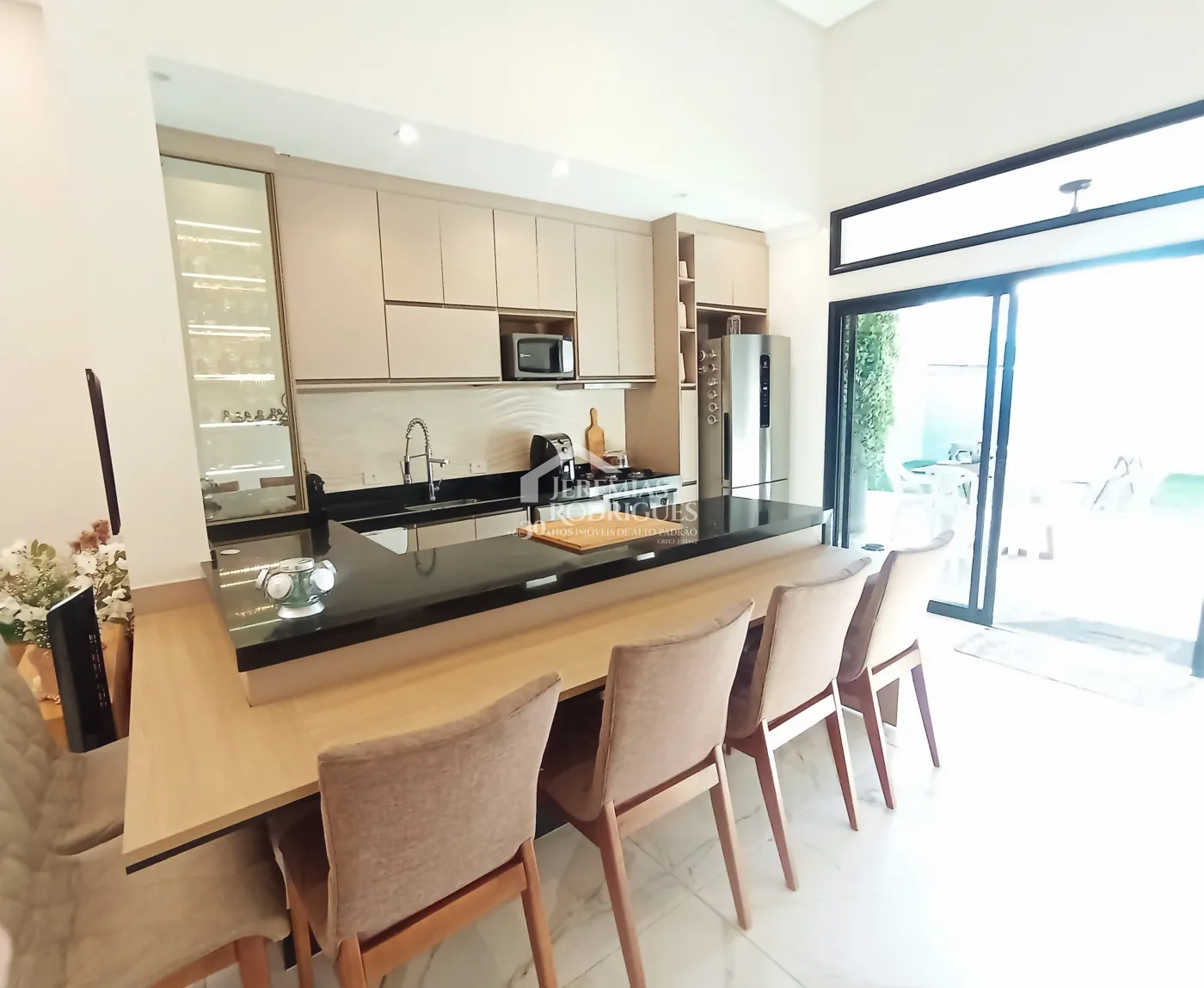 Casa à venda com 3 dormitórios no Condomínio Terras do Vale em Caçapava/SP.