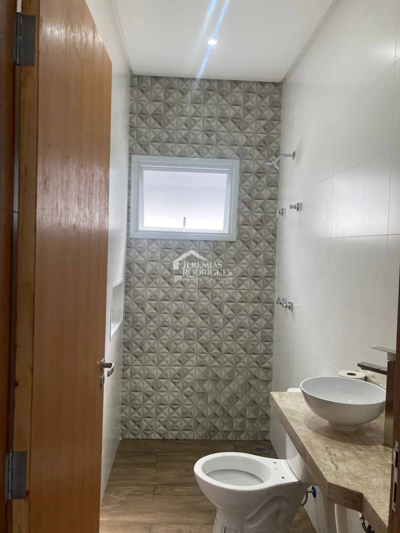 Casa assobradada à venda com 3 dormitórios no Condomínio Cataguá Way Norte em Taubaté/SP.