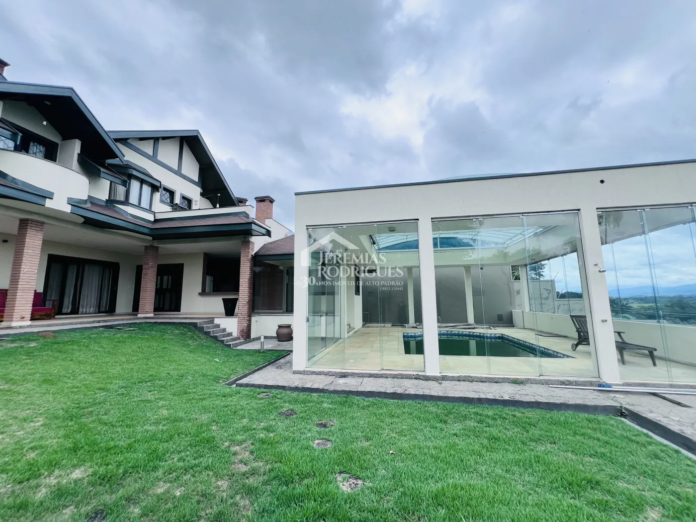 Casa com 8 dormitórios, 900 m² - Condomínio Portal da Serra - Taubaté/SP