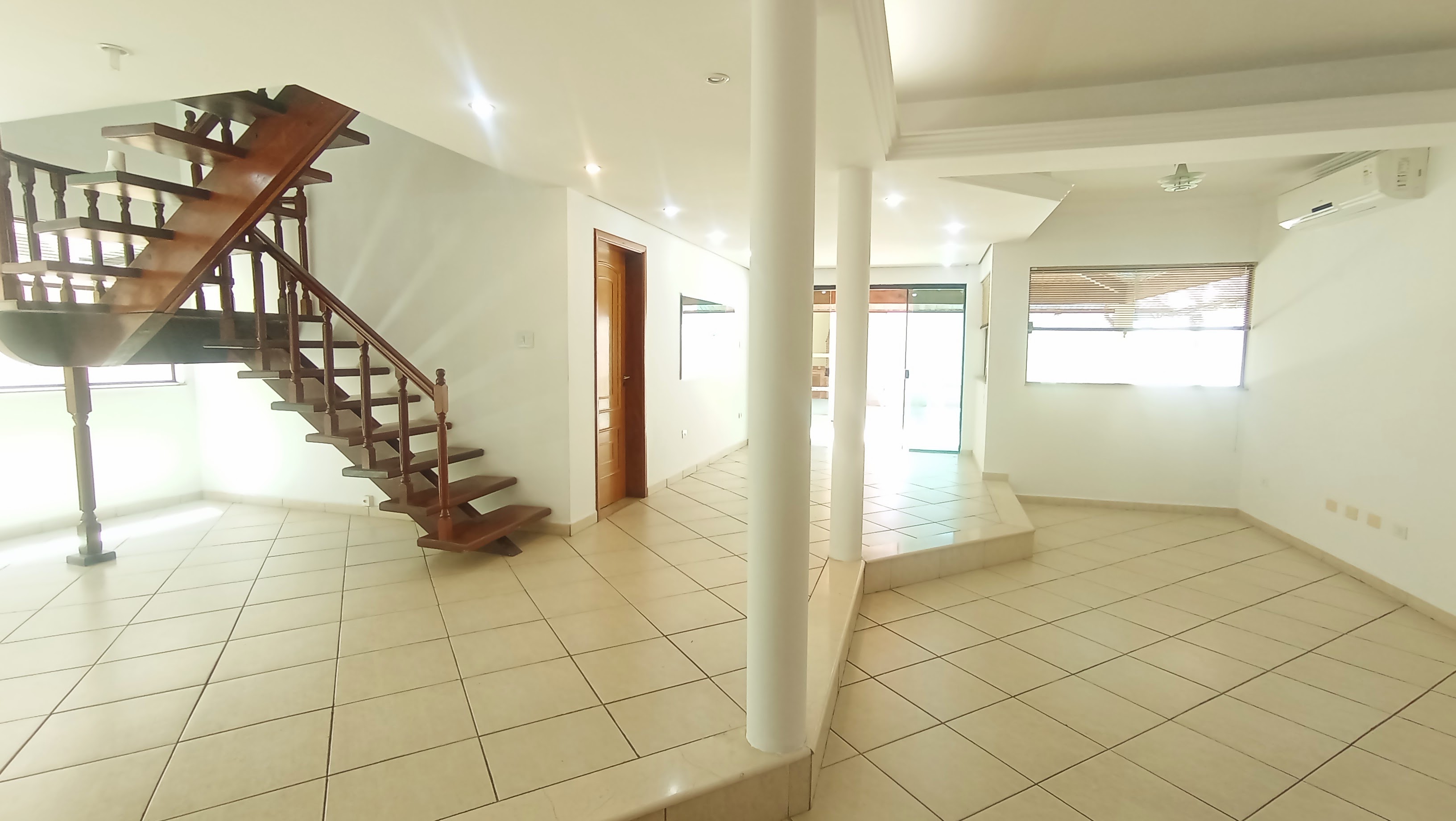 Casa à venda com 3 dormitórios no Condomínio Taubaté Village em Taubaté/SP.