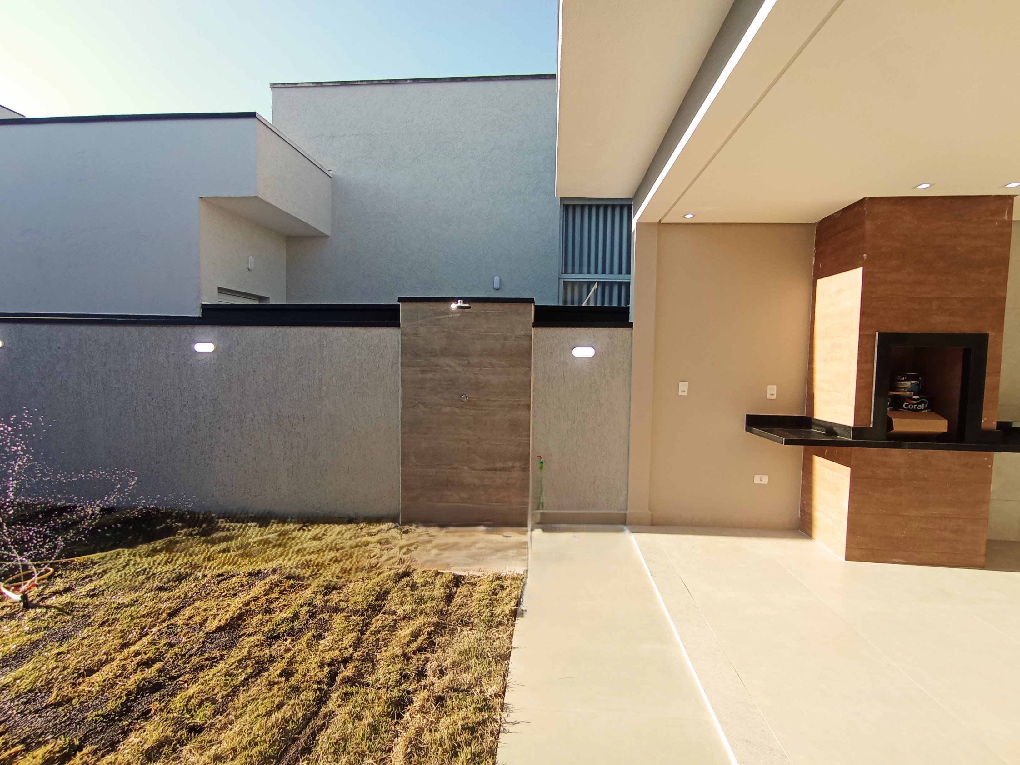 Casa à venda com 3 dormitórios no Condomínio Ouro Ville em Taubaté/SP.