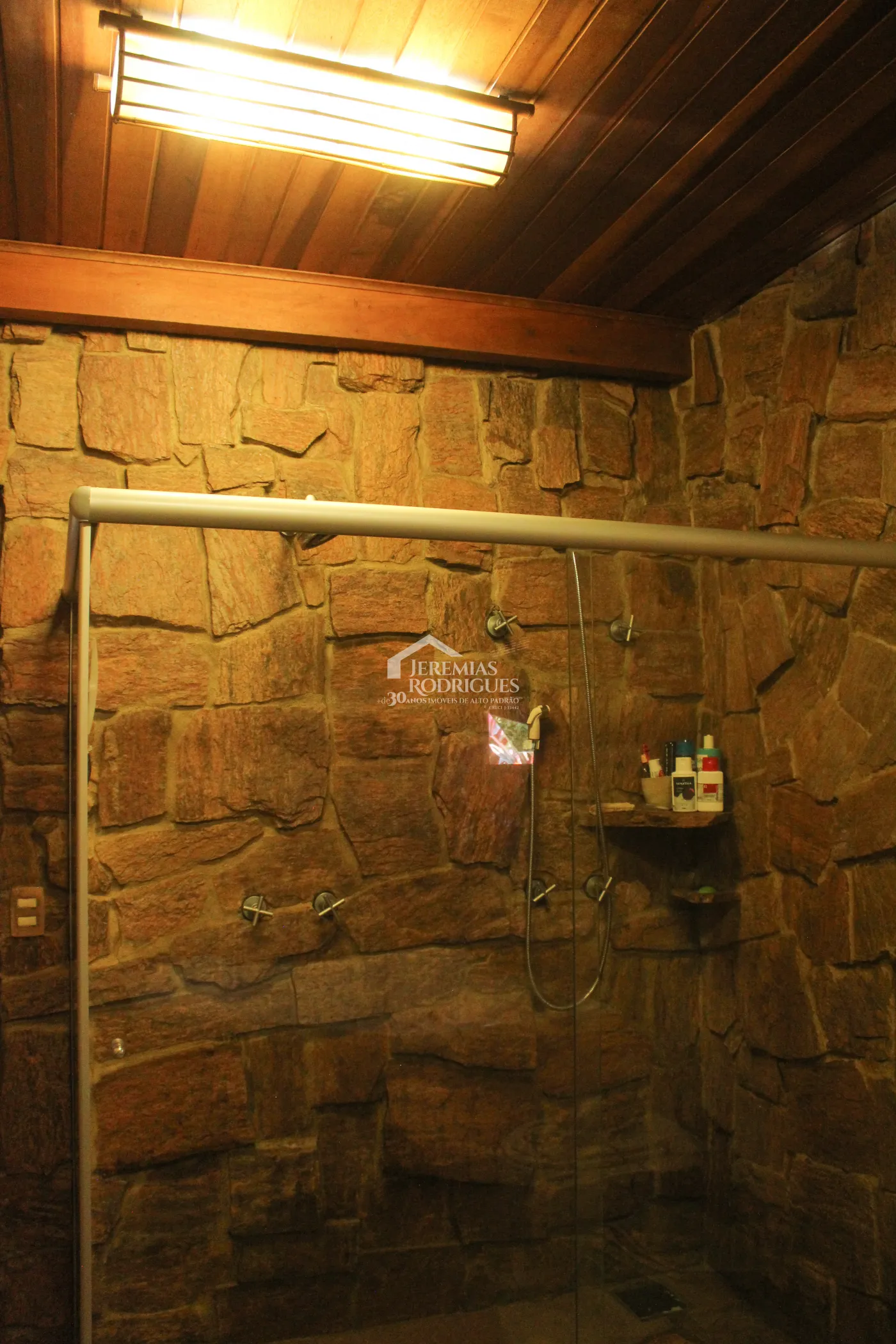 Casa para venda e locação com 5 dormitórios no Condomínio Taubaté Village em Taubaté/SP.