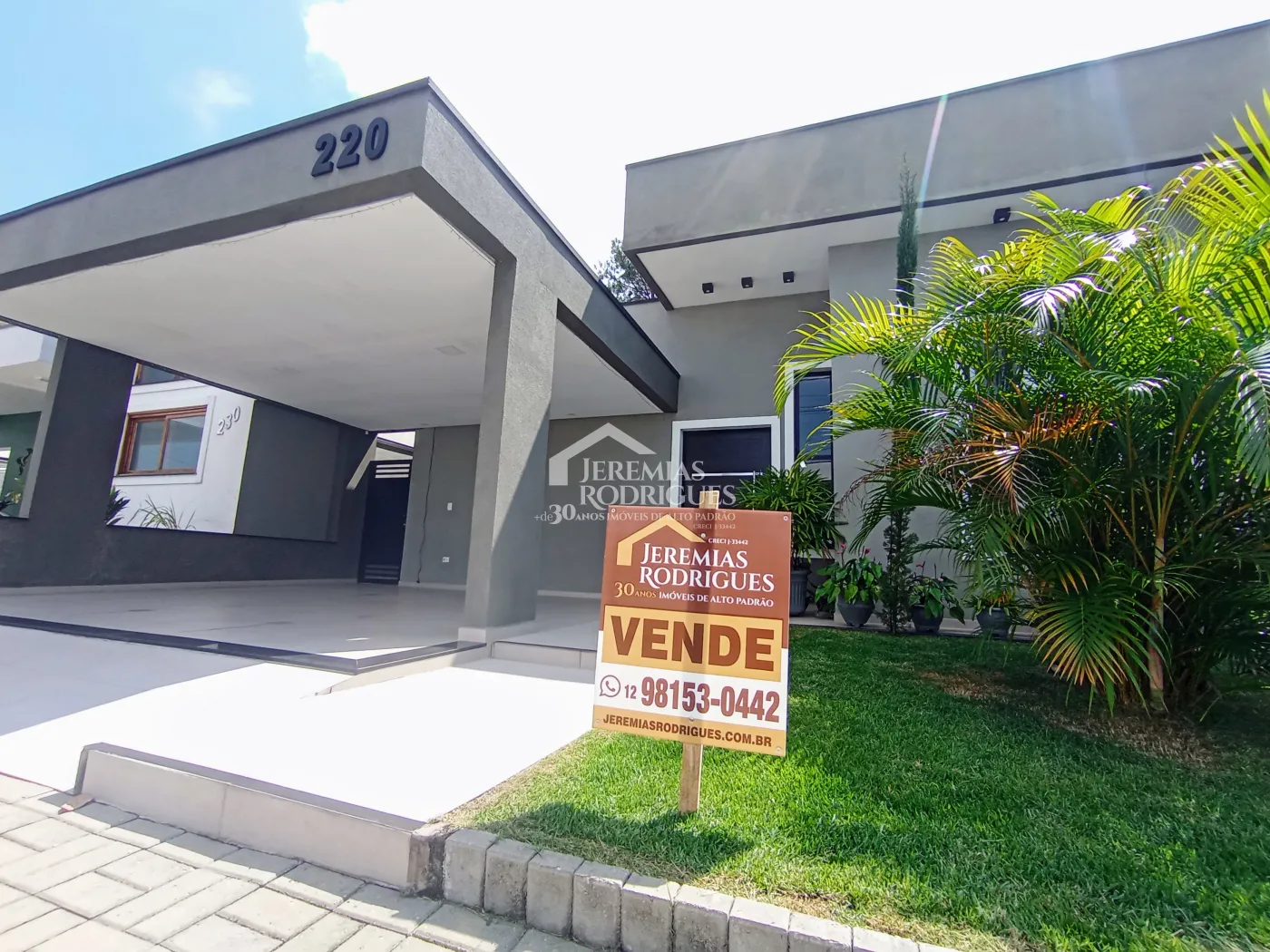 Casa à venda com 3 dormitórios no Condomínio Morada do Visconde em Tremembé/SP.