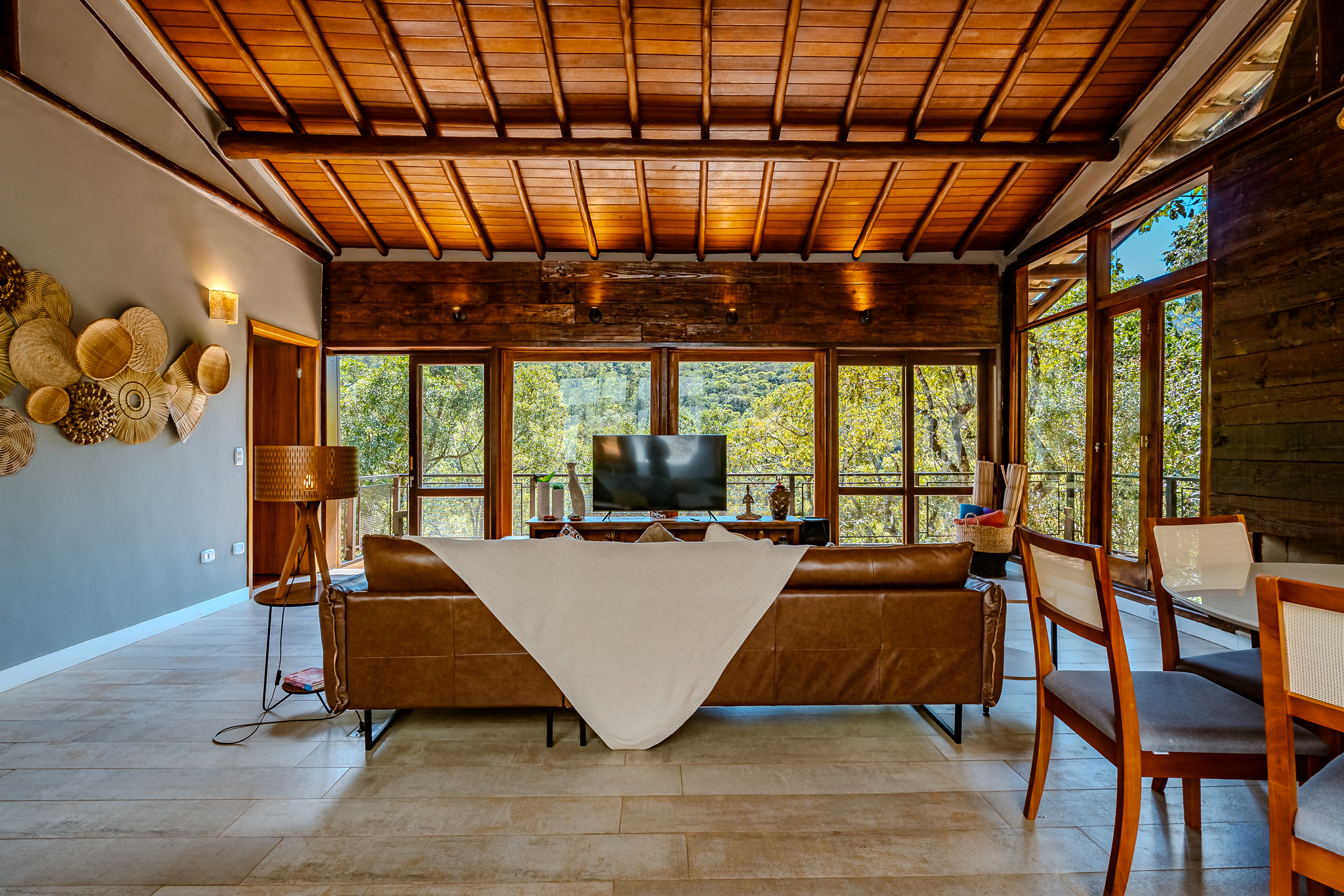 Casa à venda com 3 suítes no Condomínio Portal da Mantiqueira em Santo Antônio do Pinhal/SP.