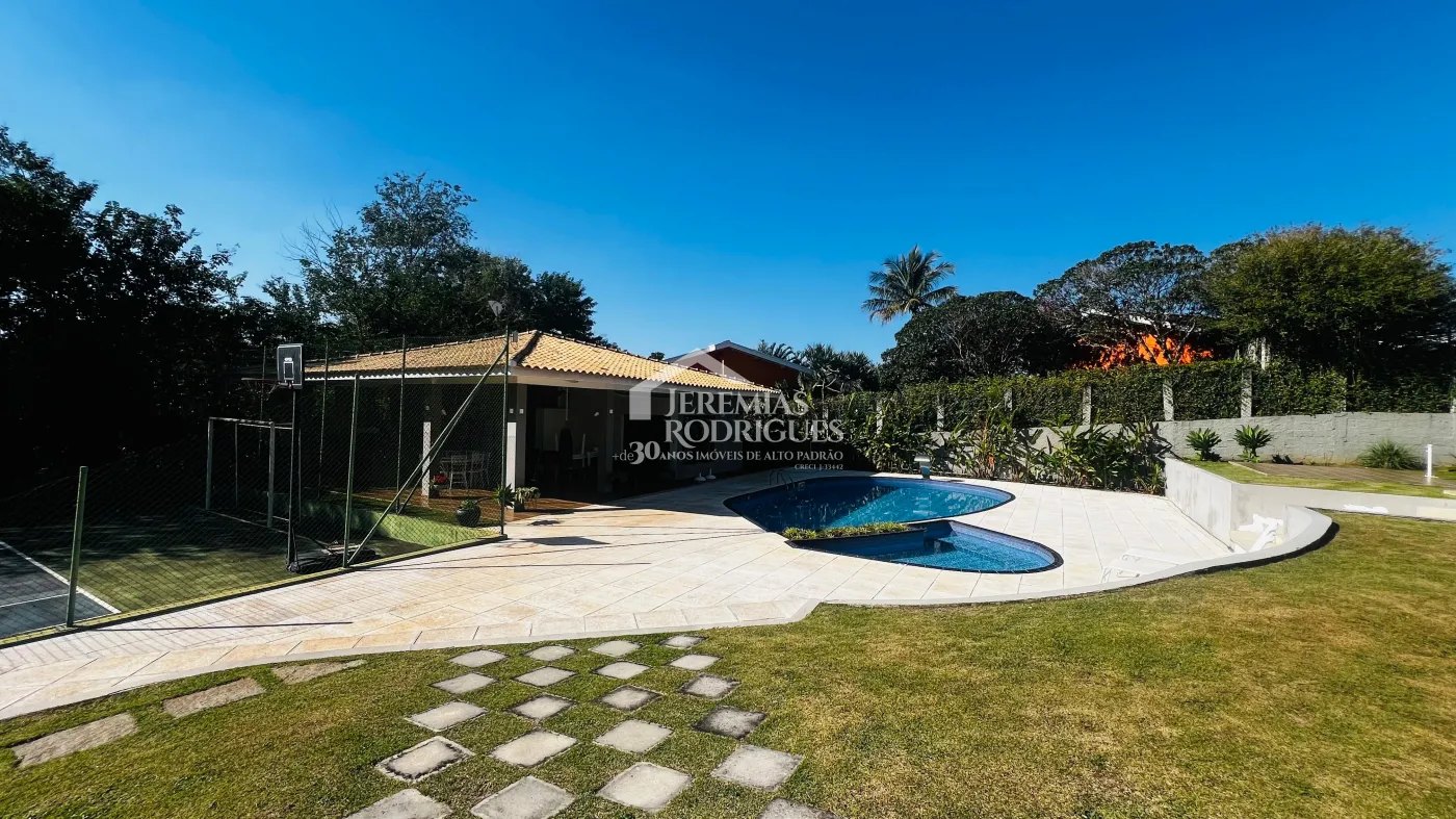 Casa para venda e locação com 6 dormitórios no Condomínio Chácaras Cataguá em Taubaté/SP.