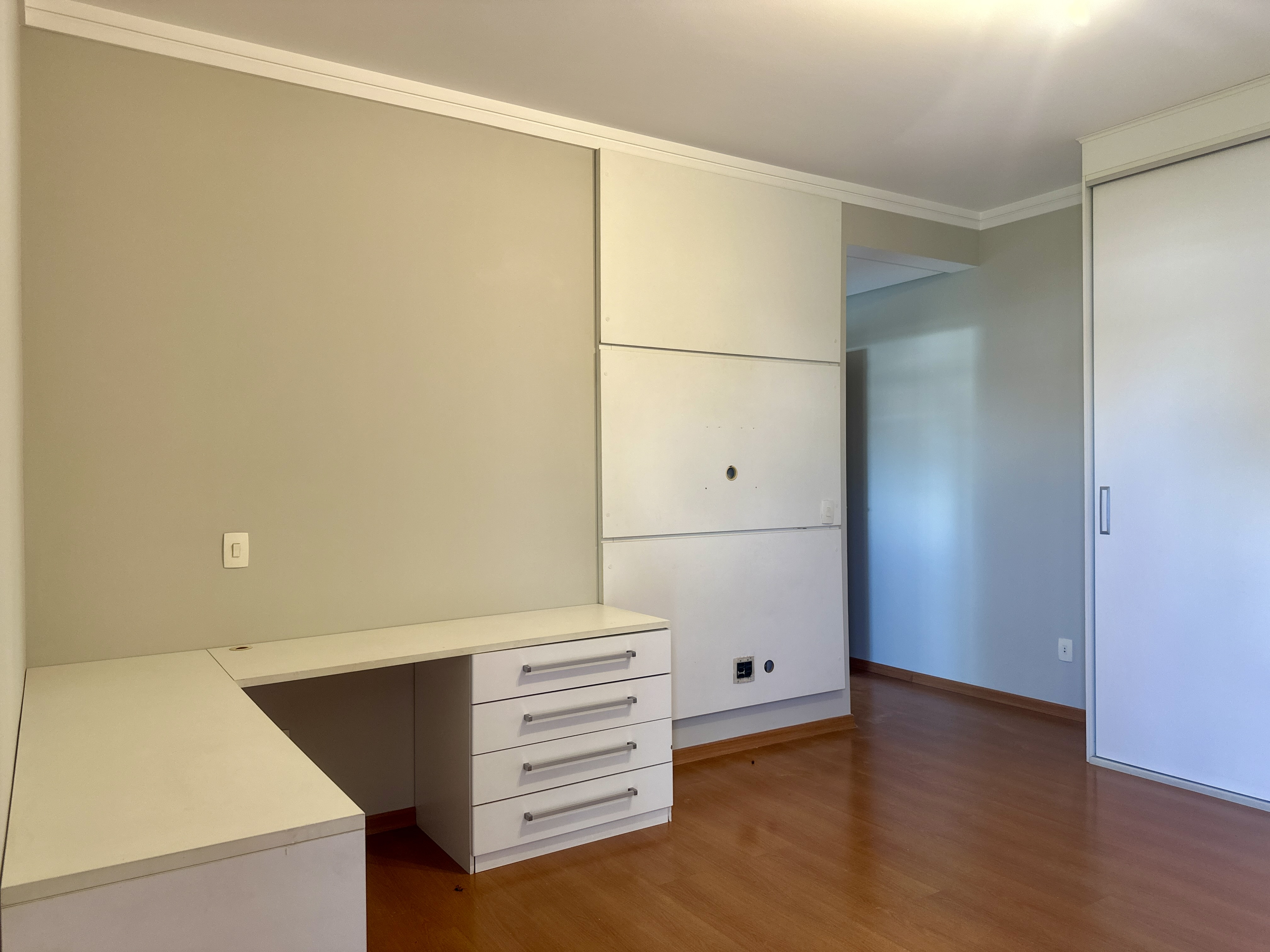 Casa para locação com 3 suítes no Condomínio Taubaté Village em Taubaté/SP. 