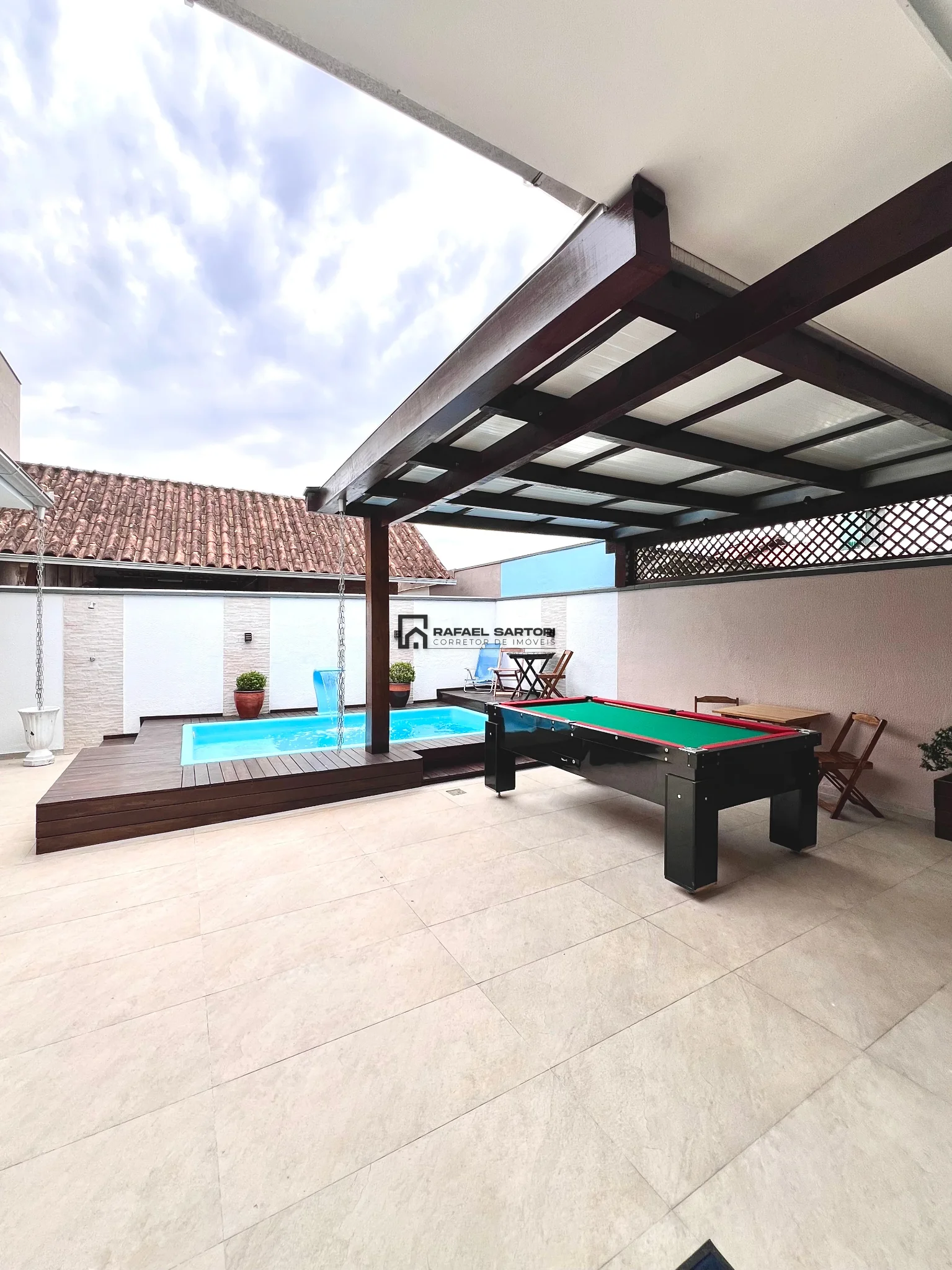 CASA COM 04 QUARTOS NO BAIRRO JOAO PESSOA