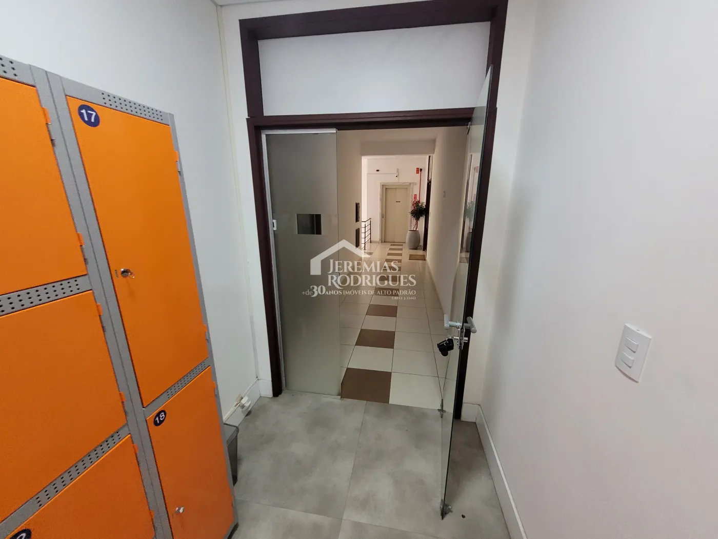 Três salas comerciais com 300 m² no Edifício Village Coworking em Pindamonhangaba/SP.