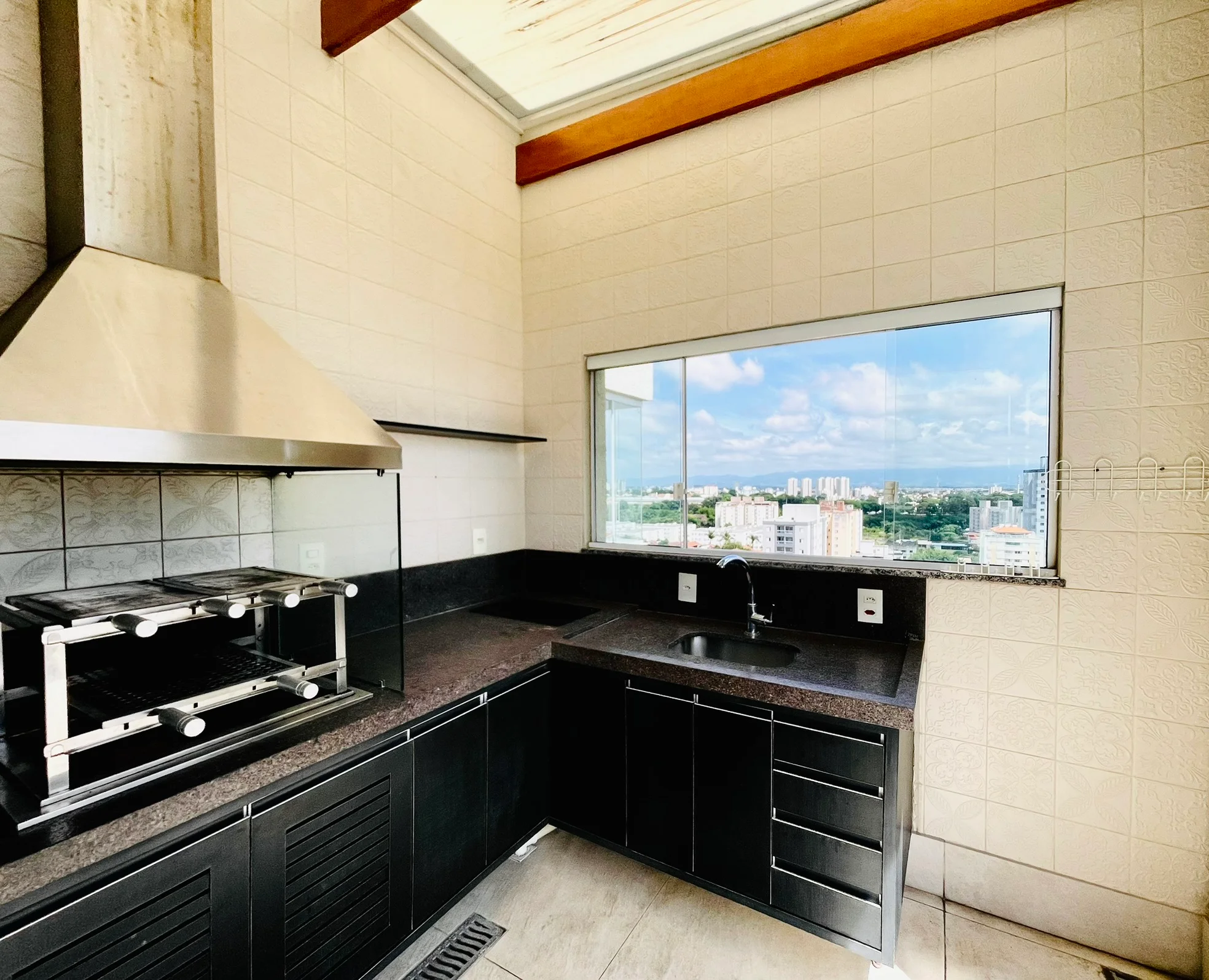 Cobertura duplex com 3 dormitórios no Condomínio Monte Castelo em  Taubaté/SP. 