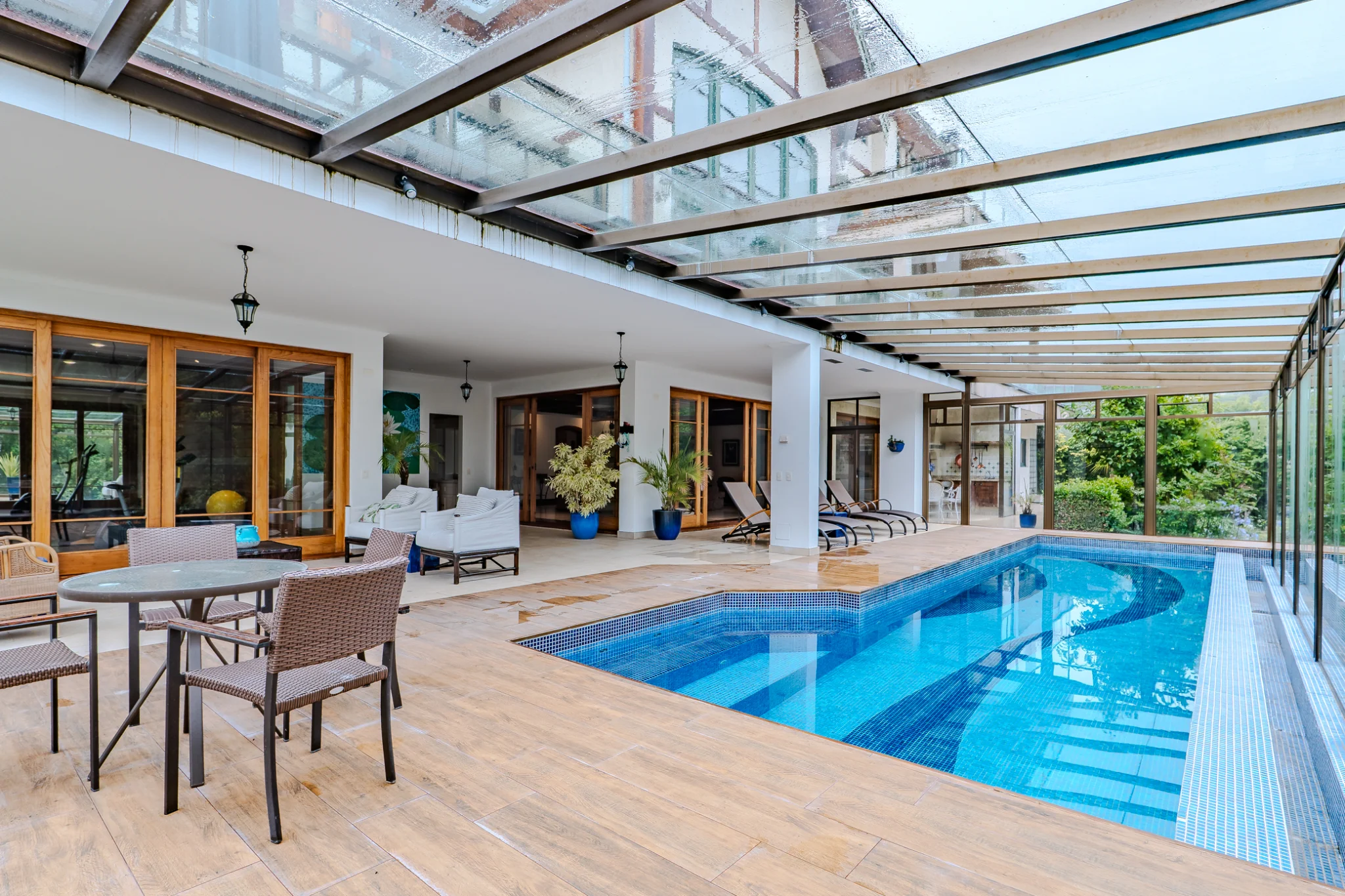 Casa à venda com 7 suítes no Condomínio Vila Simonsen em Campos do Jordão/SP. 