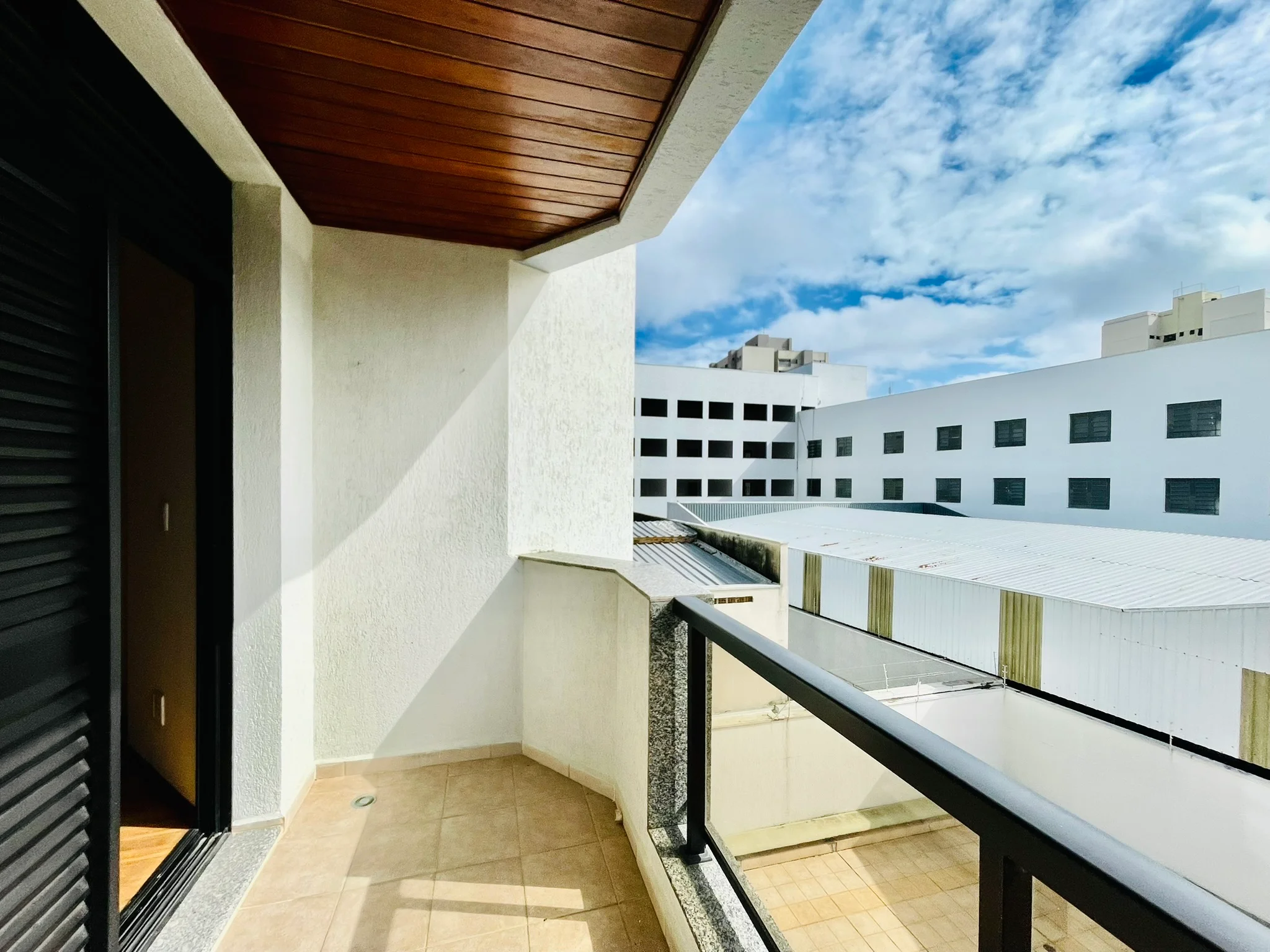 Apartamento para venda com 5 dormitórios no Edifício Olimpia em Taubaté/SP. 