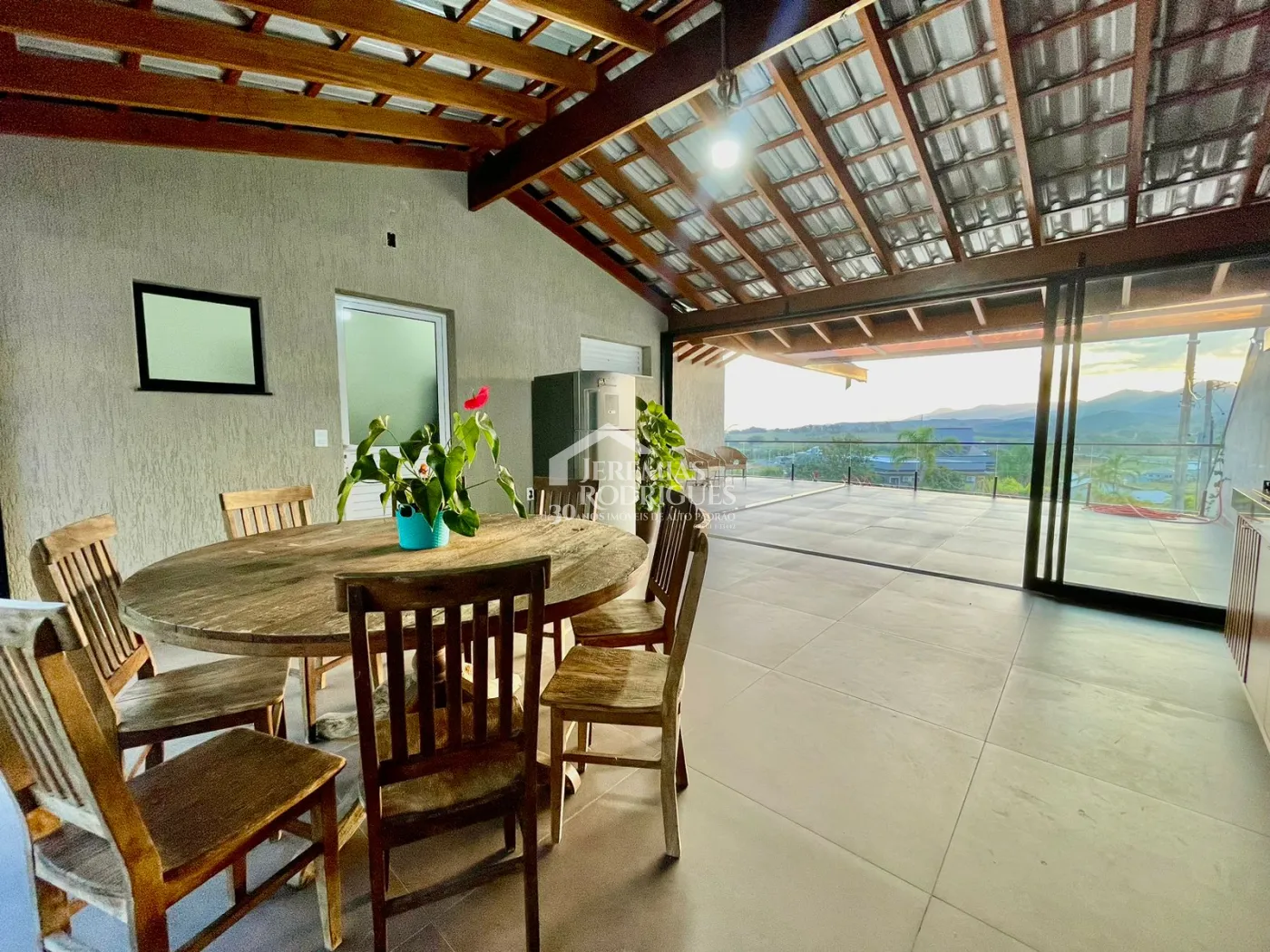 Casa à venda com 3 dormitórios no Condomínio Village da Serra em Tremembé/SP.