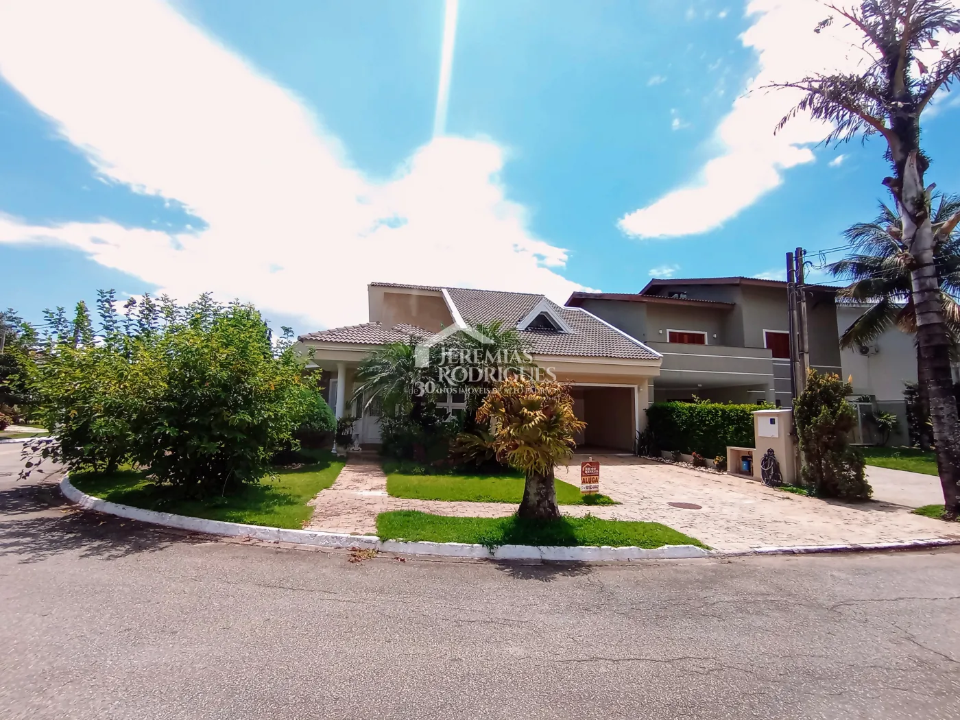 Casa para locação com 4 dormitórios no Condomínio Taubaté Village em Taubaté/SP.