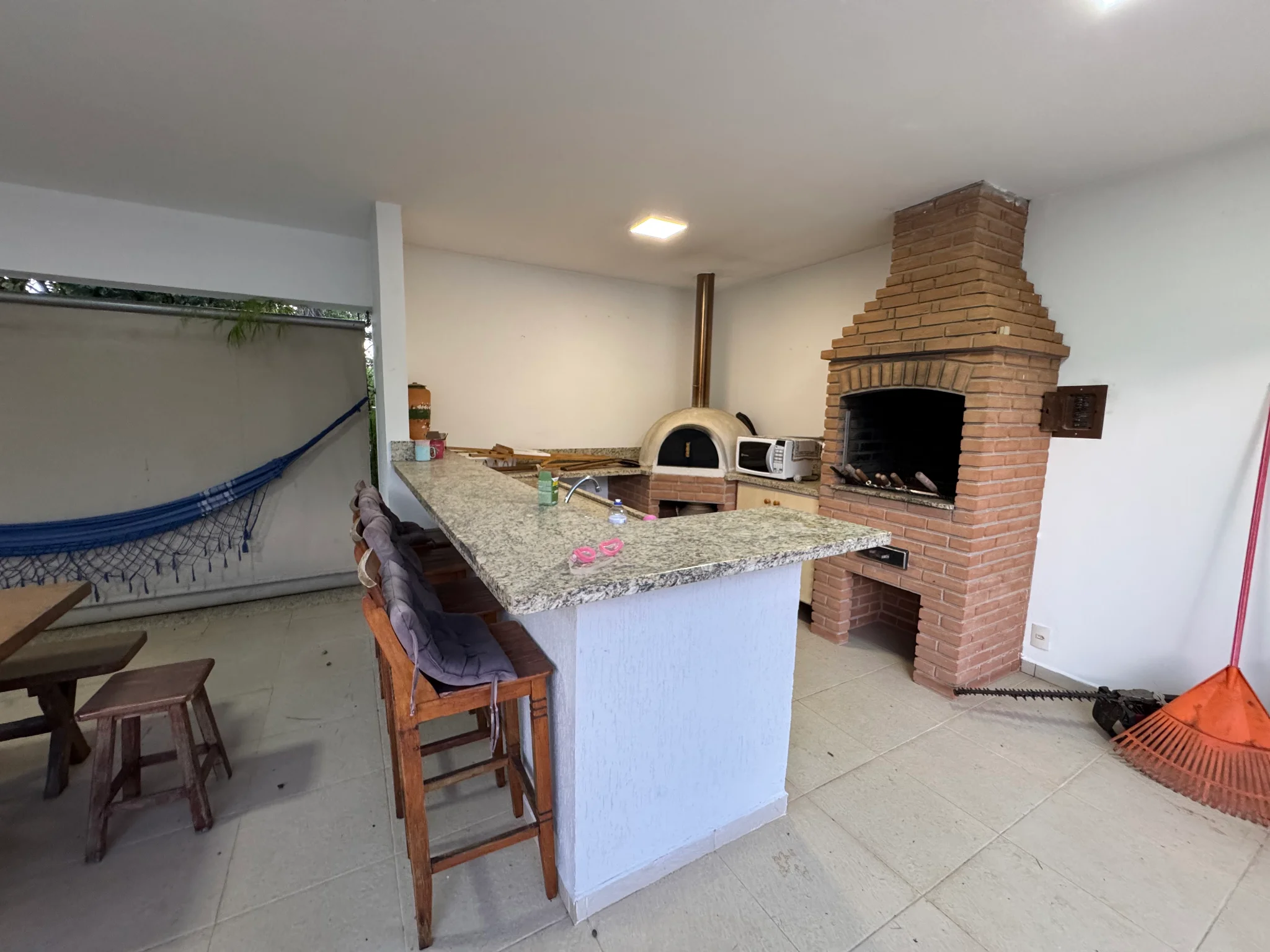 Casa à venda com 5 dormitórios no Condomínio Villlage Paineiras em Pindamonhangaba/SP. 