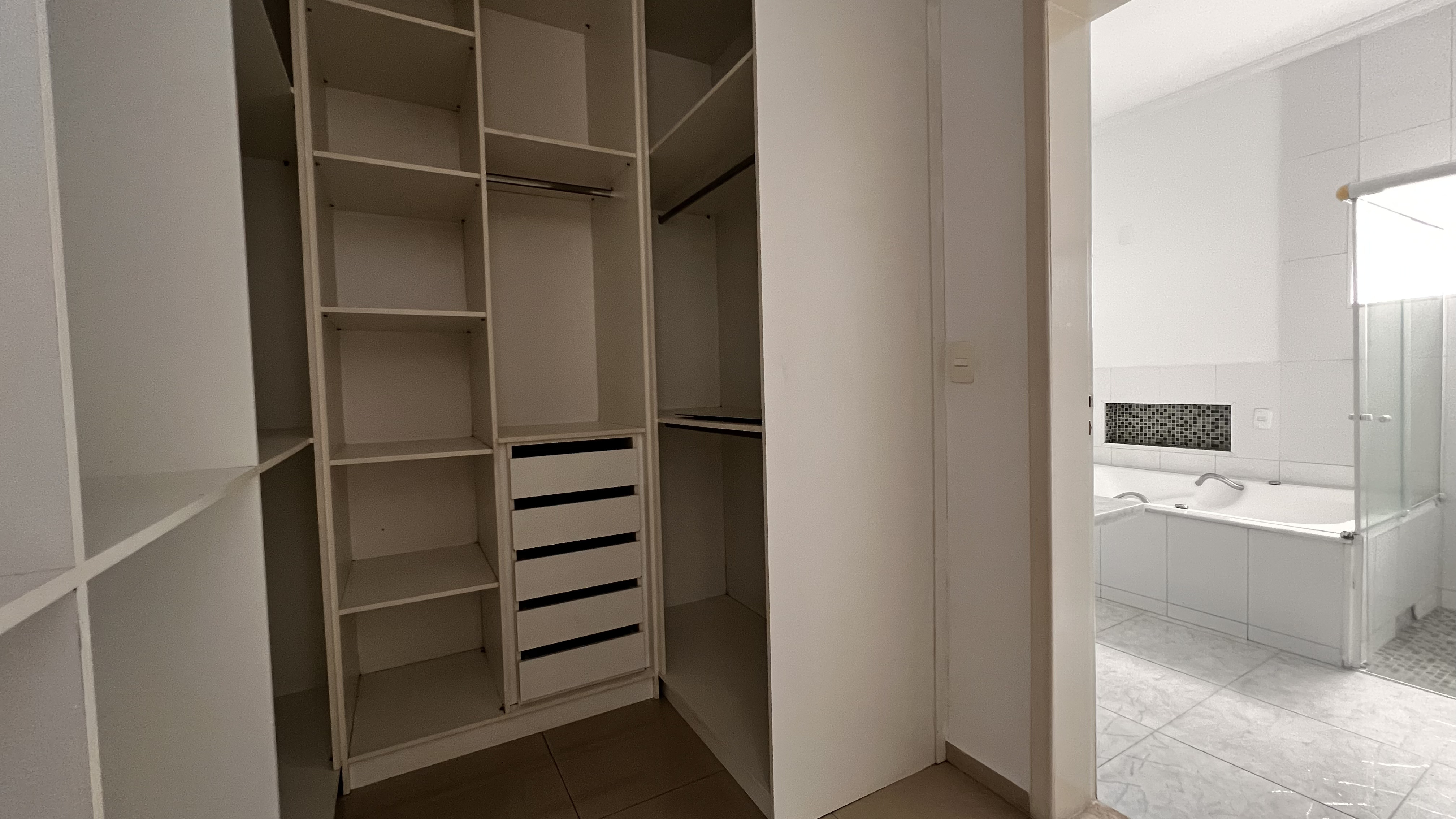 Casa à venda com 4 suítes no Condomínio Campos do Conde II em Tremembé/SP.