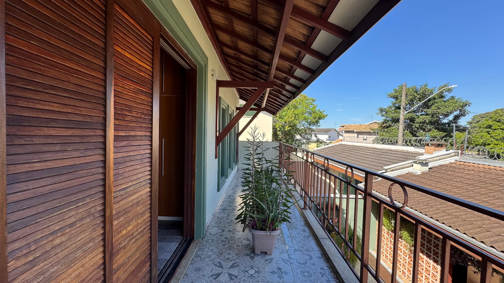 Casa e terreno á venda no Condomínio Campos do Conde III em Tremembé/SP.