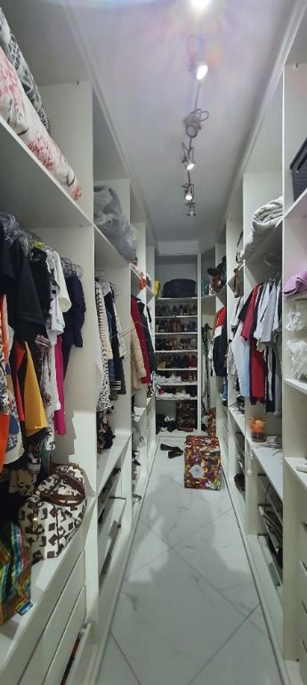 Casa à venda com 3 suítes no Condomínio Parque das Araucárias em Tremembé/SP.