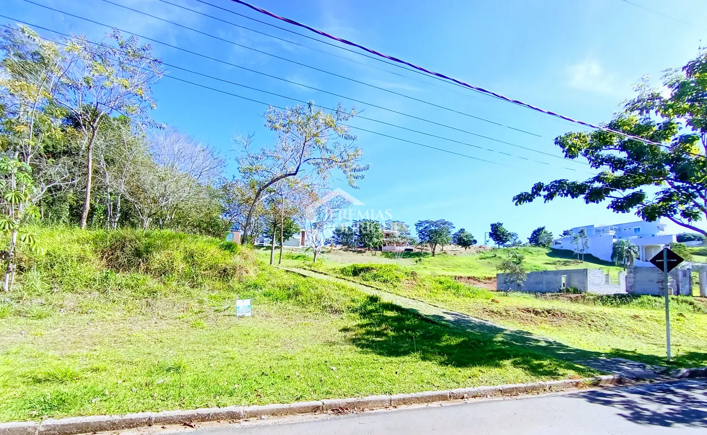Terreno à venda com 1.159 m² no Condomínio Altos do Cataguá em Taubaté/SP.