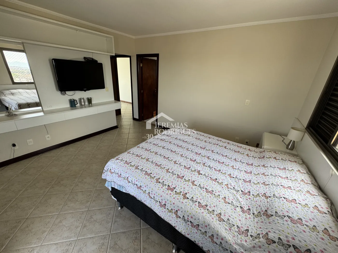 Apartamento à venda com 3 suítes, 276 m² no Edifício Vienna em Pindamonhangaba/SP.