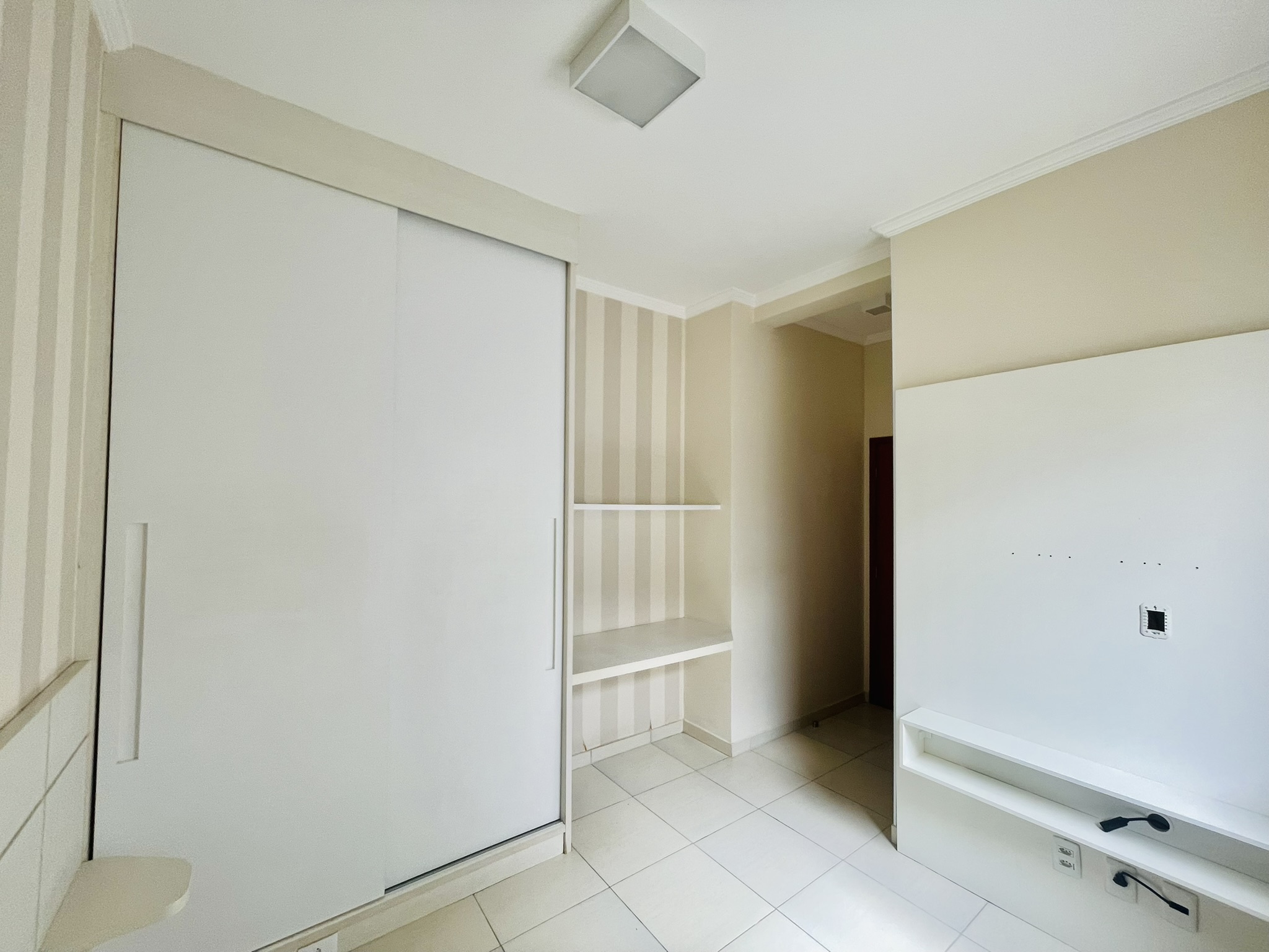 Casa para locação com 4 dormitórios no Condomínio Campos do Conde II em Tremembé/SP.