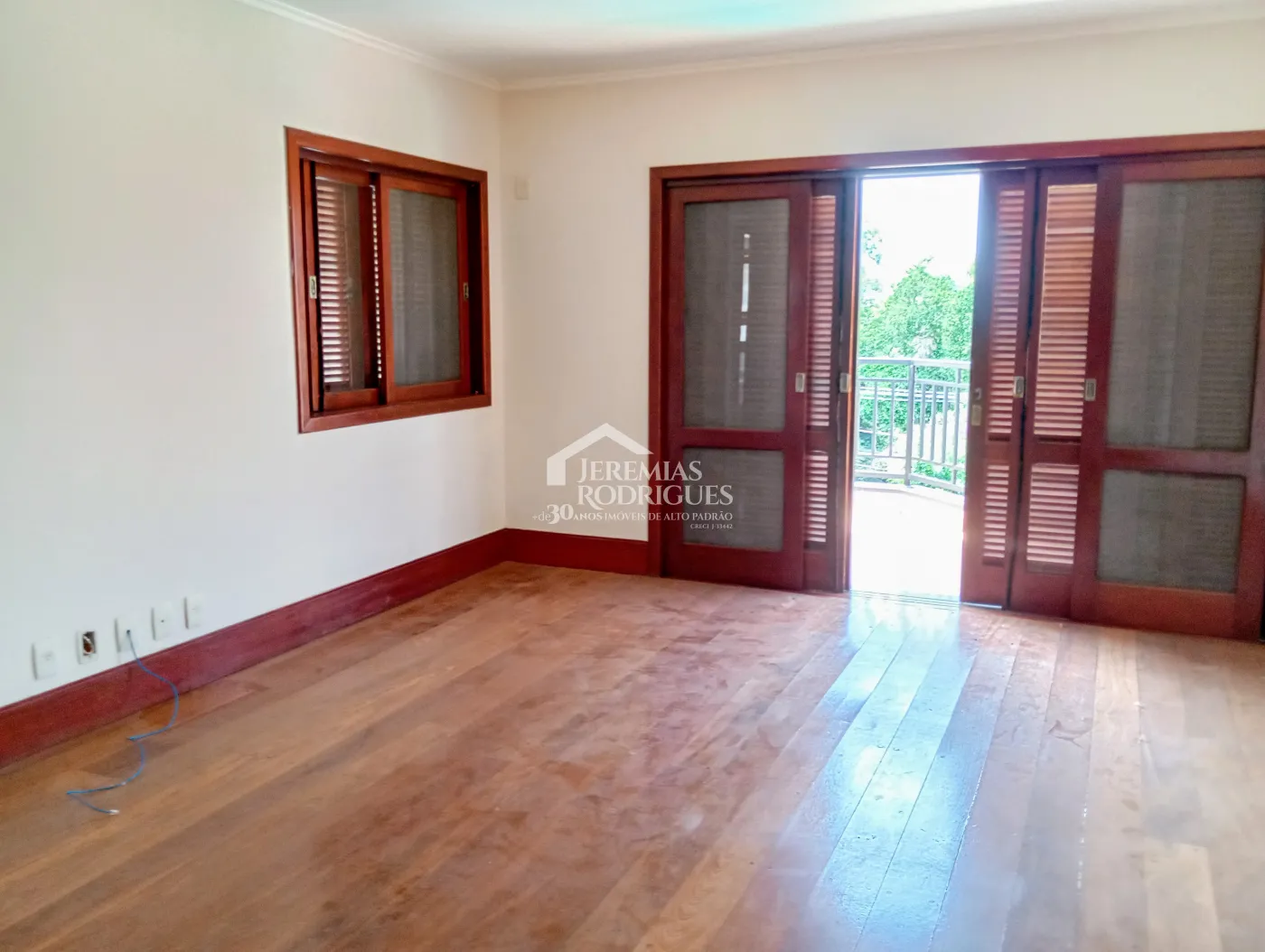 Casa à venda e locação com 4 suítes no Condomínio Colonial Village I em Pindamonhangaba/SP.