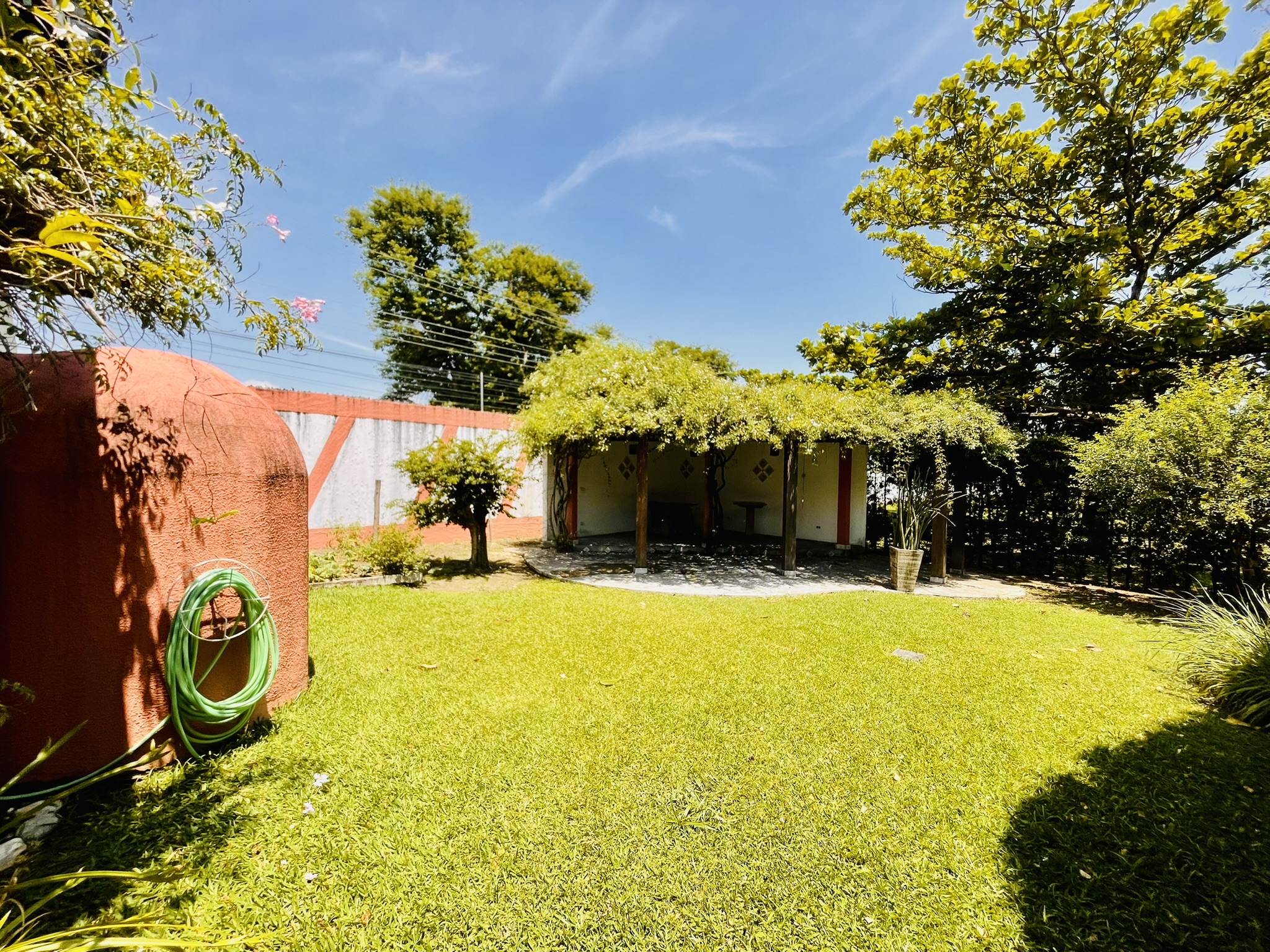 Casa à venda com 4 dormitórios no Condomínio Vale do Sol em Tremembé/SP.