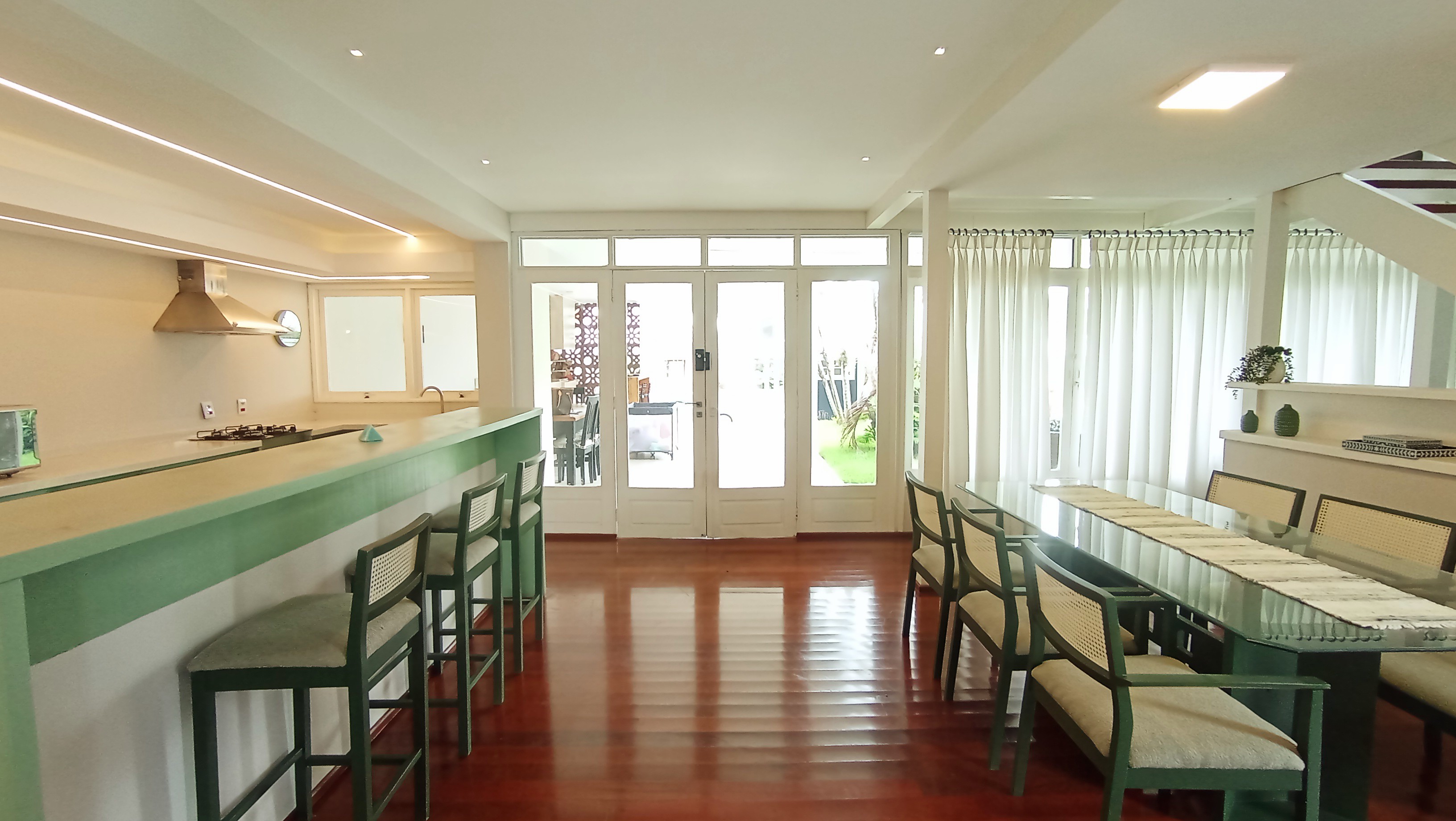 Casa à venda com 3 dormitórios no Condomínio Portal do Sol em Tremembé/SP.