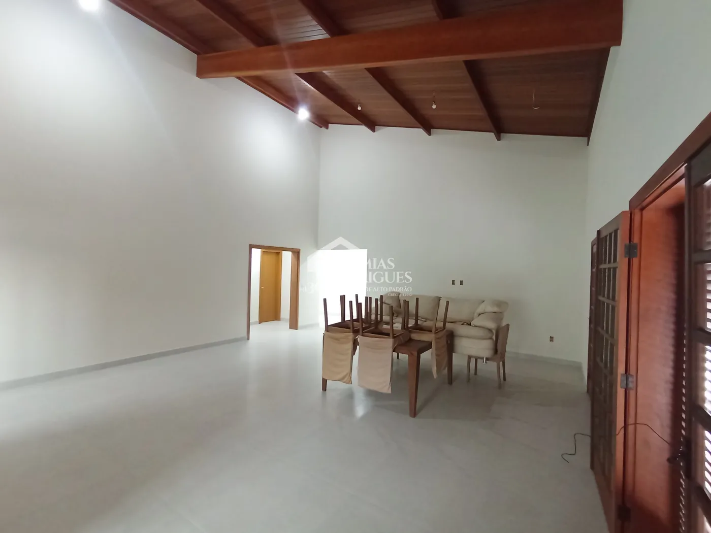 Casa à venda com 4 dormitórios no Condomínio Chácaras Cataguá em Taubaté/SP