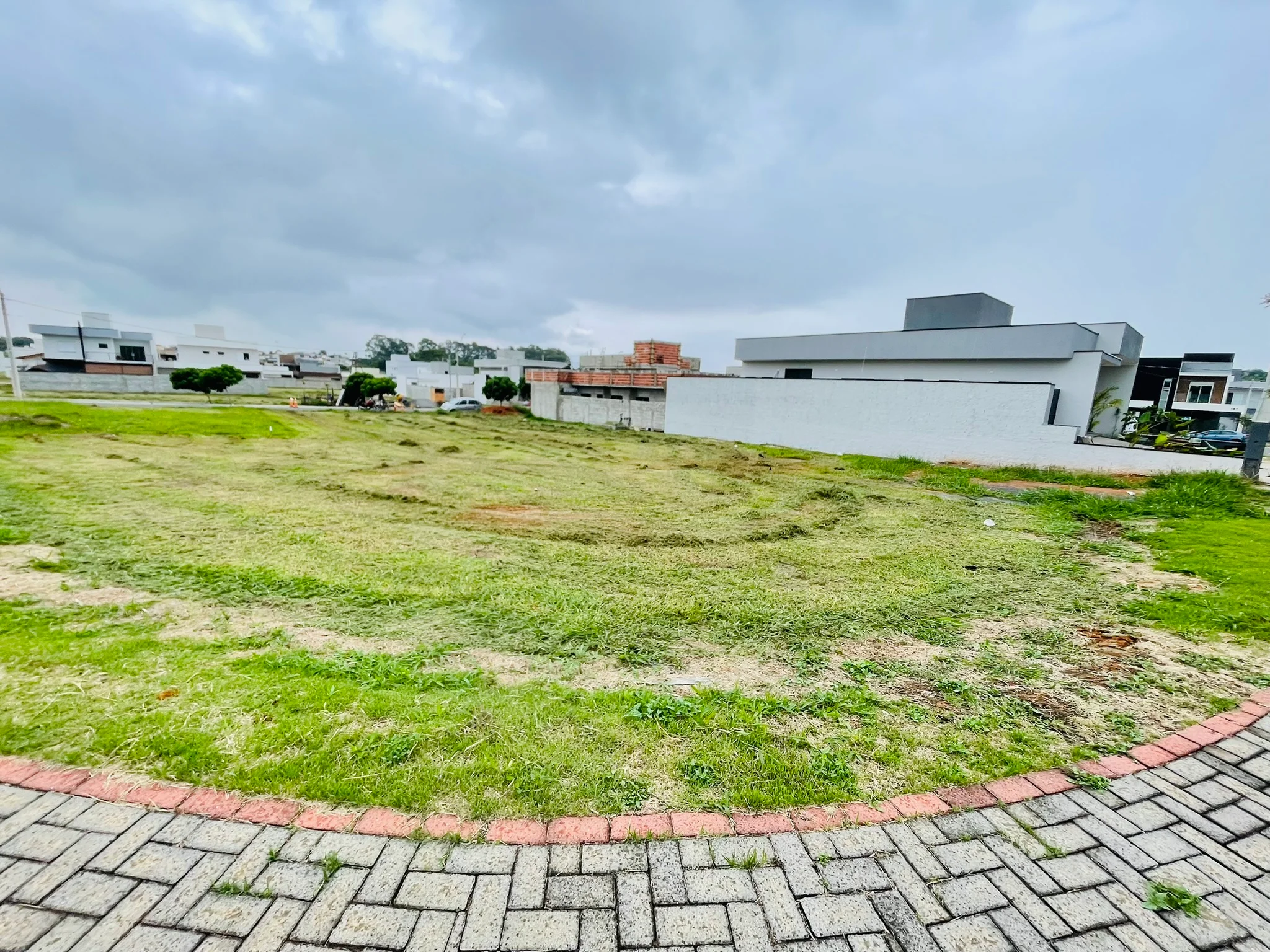 Terreno à venda com 374 m² no Condomínio Bosque do Imperador em Pindamonhangaba/SP. 