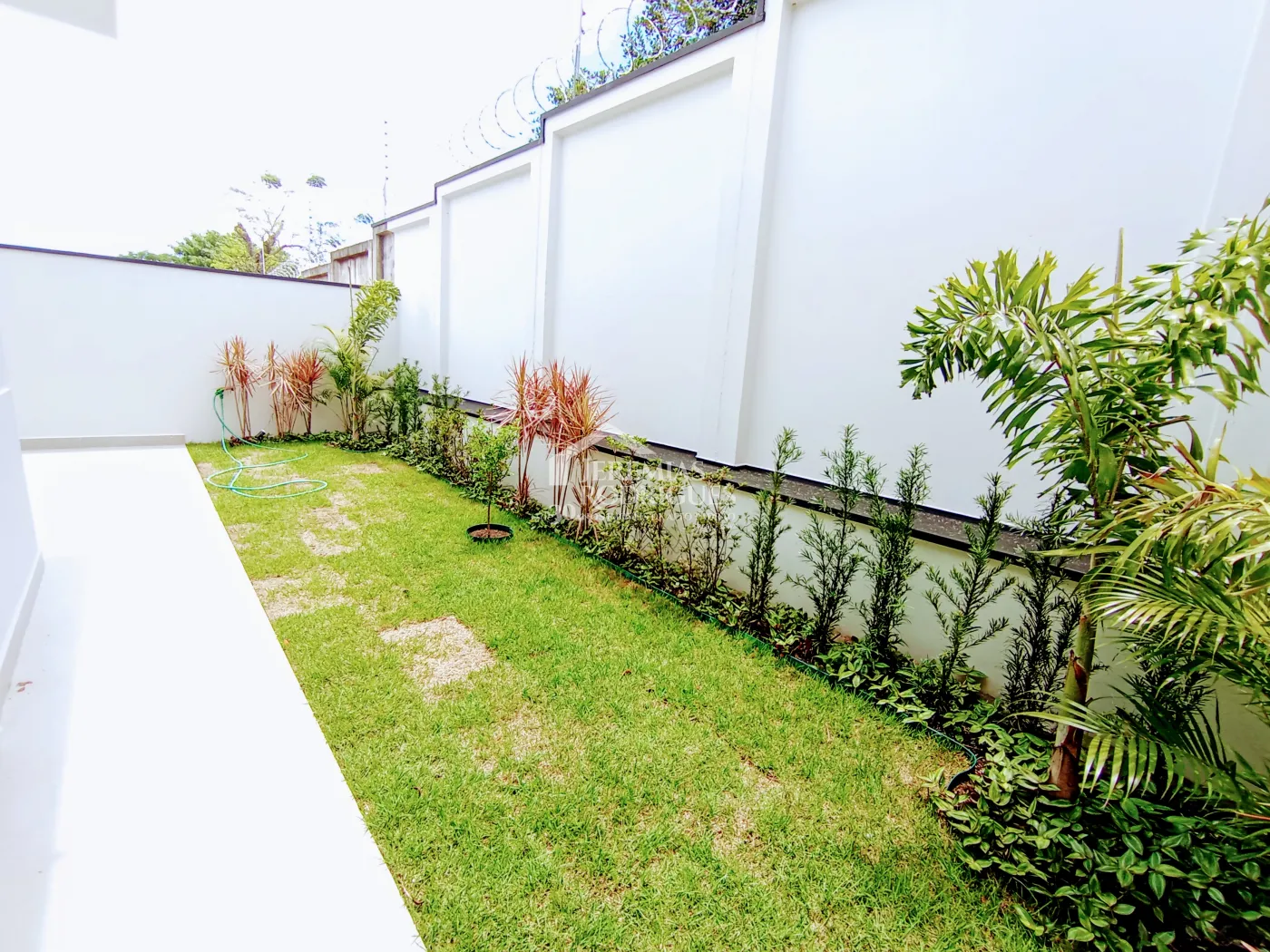 Casa à venda com 3 dormitórios no Condomínio Residencial Barão de Tremembé em Tremembé/SP.