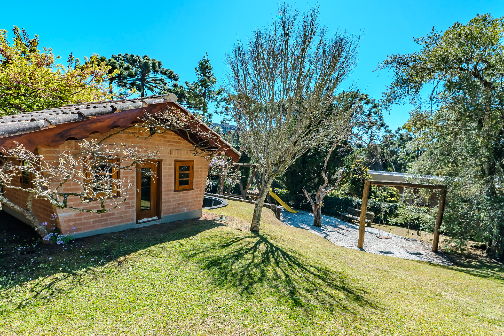 Mansão à venda com 7 suítes no Condomínio Vila Simonsen em Campos do Jordão/SP.
