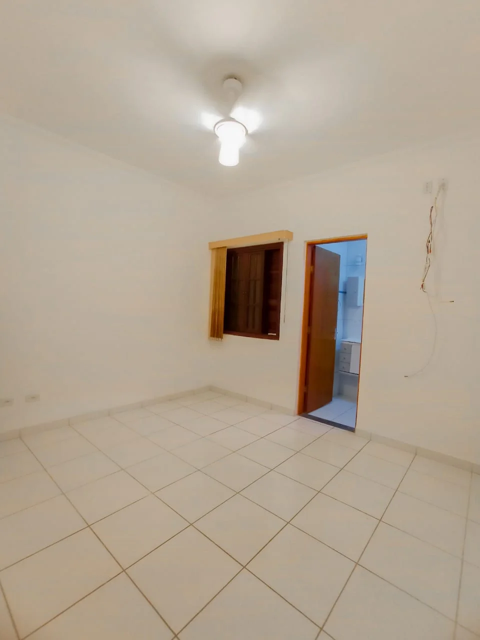 Casa para locação com 2 dormitórios no bairro Mombaça em Pindamonhangaba/SP. 