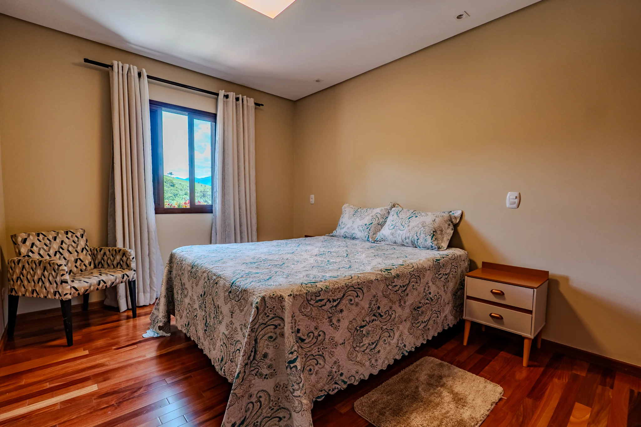 Casa à venda com 3 suítes no Condomínio Parque da Mantiqueira em Santo Antônio do Pinhal/SP. 