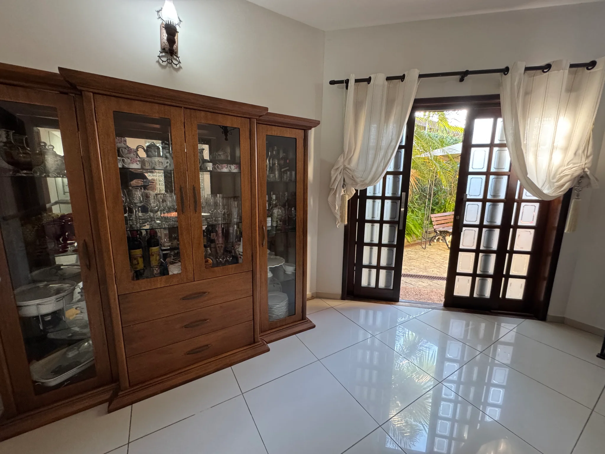 Casa à venda no bairro Jardim Residencial Doutor Lessa em Pindamonhangaba/SP. 