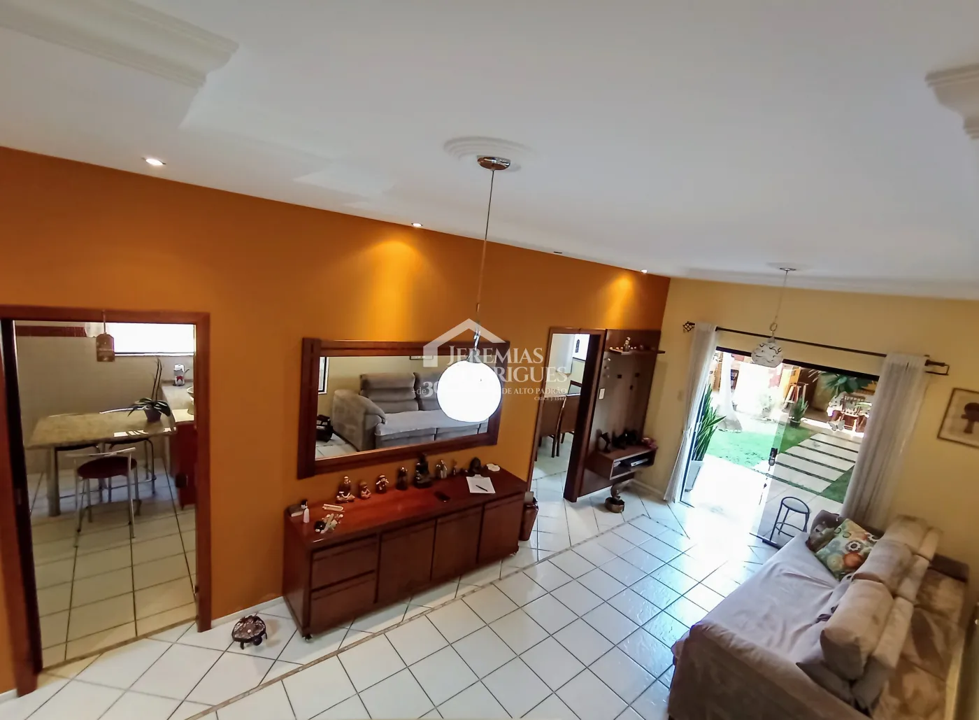 Casa assobradada à venda com 3 suítes no Condomínio Fortaleza em Taubaté/SP.