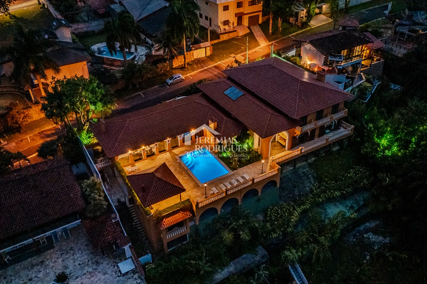 Mansão à venda com 7suítes no Condomínio Santa Rita em Ubatuba/SP.