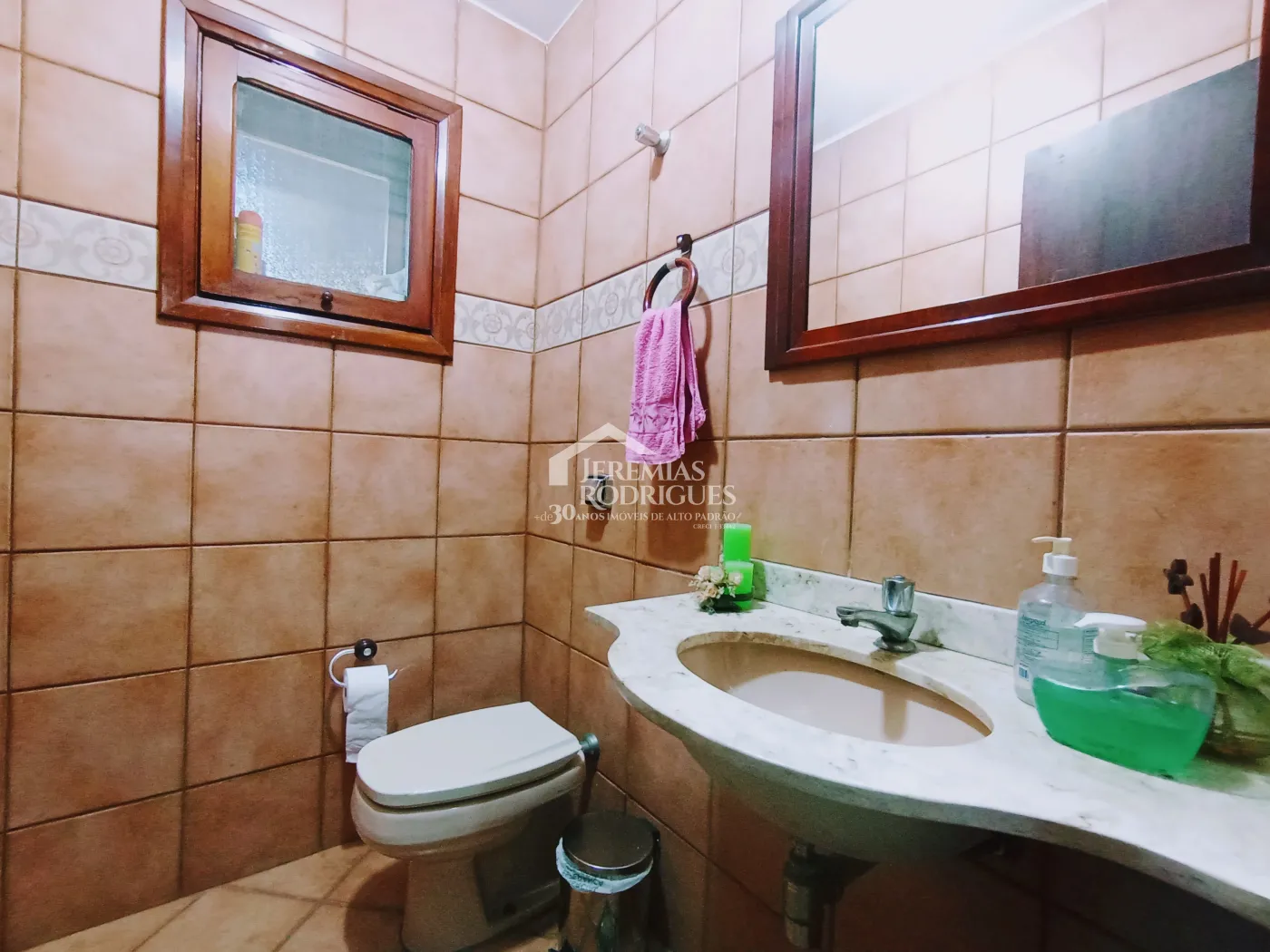 Casa à venda com 4 dormitórios no Condomínio Village Paineiras em Pindamonhangaba/SP.