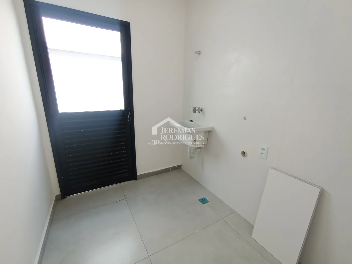 Casa à venda com 3 suítes no Condomínio Campos do Conde II em Tremembé/SP.