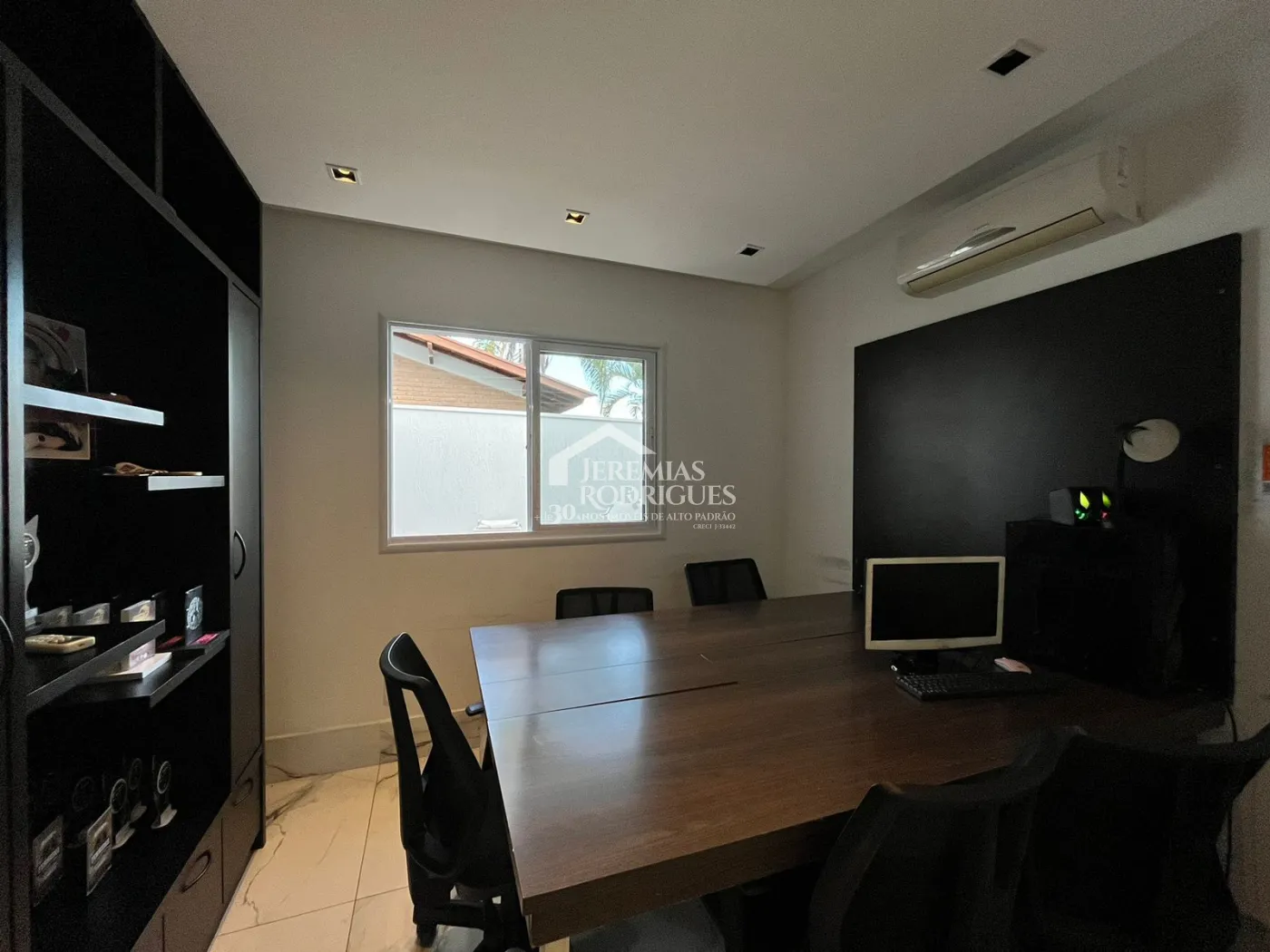 Casa assobradada à venda com 4 dormitórios no Condomínio Residencial Eldorado, em Tremembé/SP.
